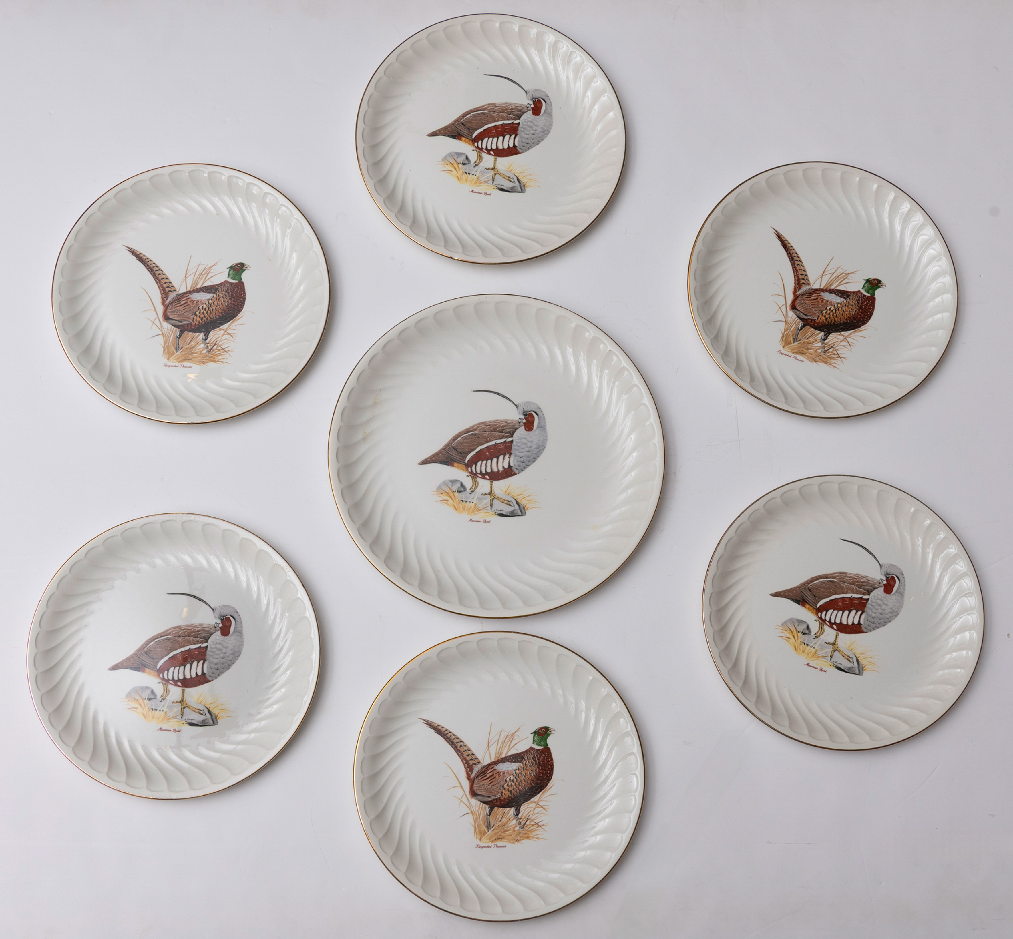Conjunto de 6 platos en porcelana española de caza pintada sobre fondo color crema y una bandeja...