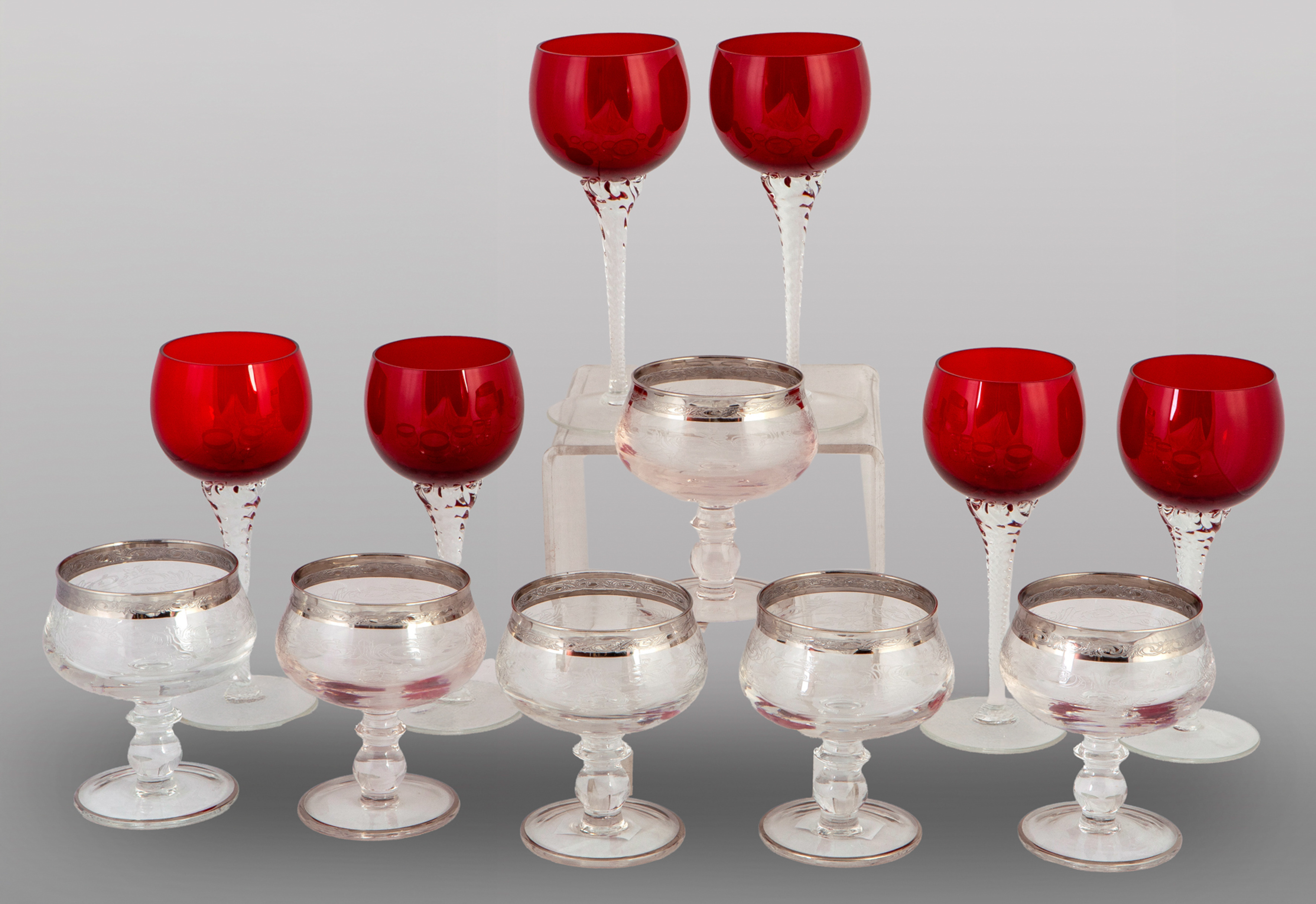 Lote compuesto por 6 copas altas de cristal con fuste en espiral y 6 copas en cristal grabado...