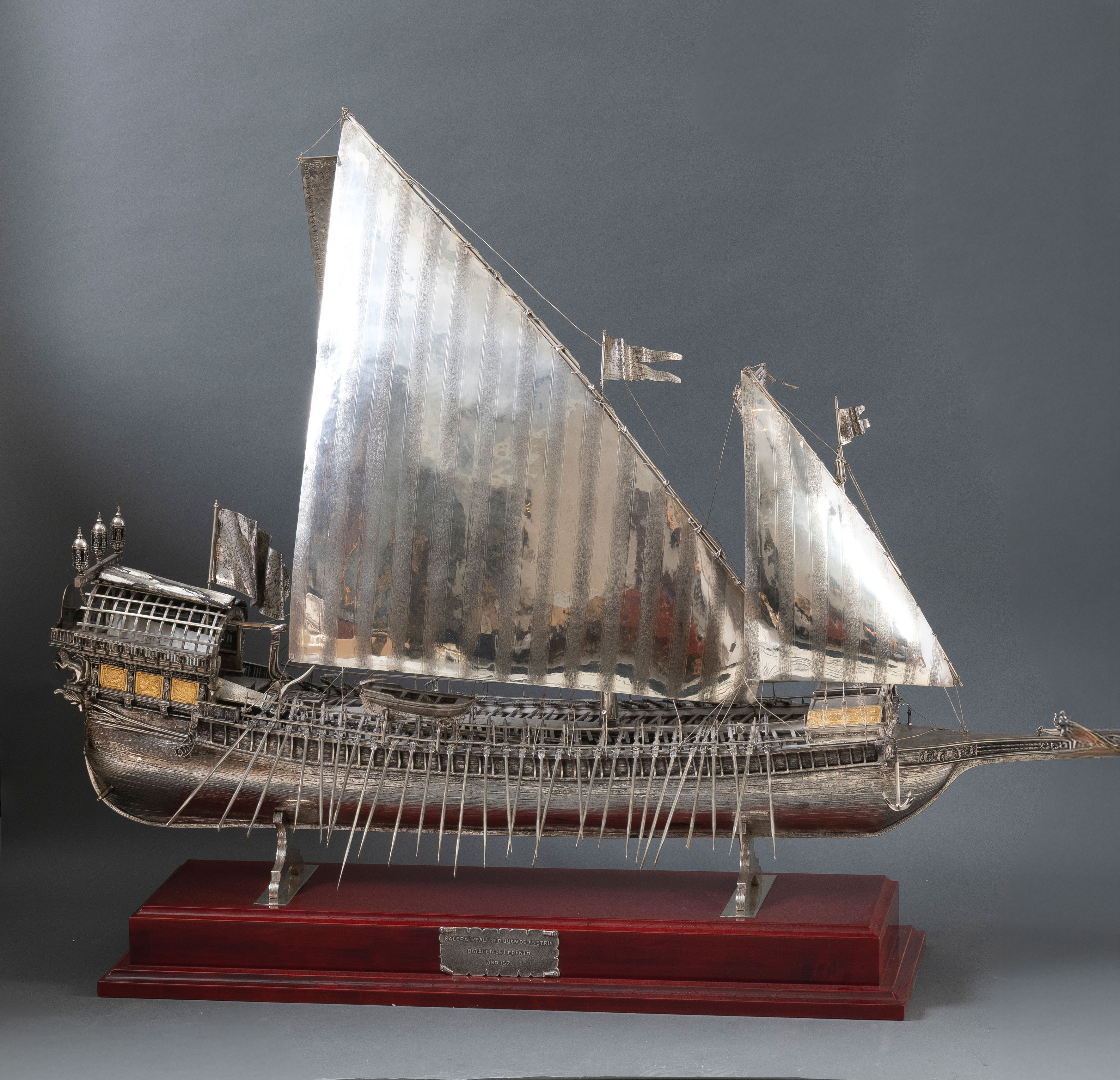 Maqueta de la "Galera Real" en plata sobre peana de madera, 
Construida en Barcelona, fue el buque...