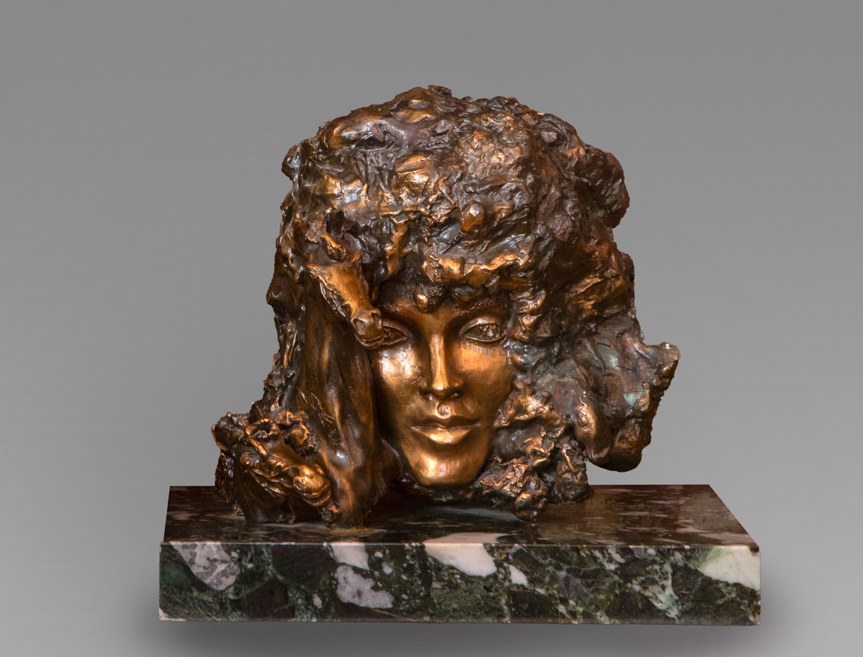 JEAN CHENAF (París, Francia 1953)
"Cabeza". 1984
Bronce sobre base de mármol beteado
Firmado y...