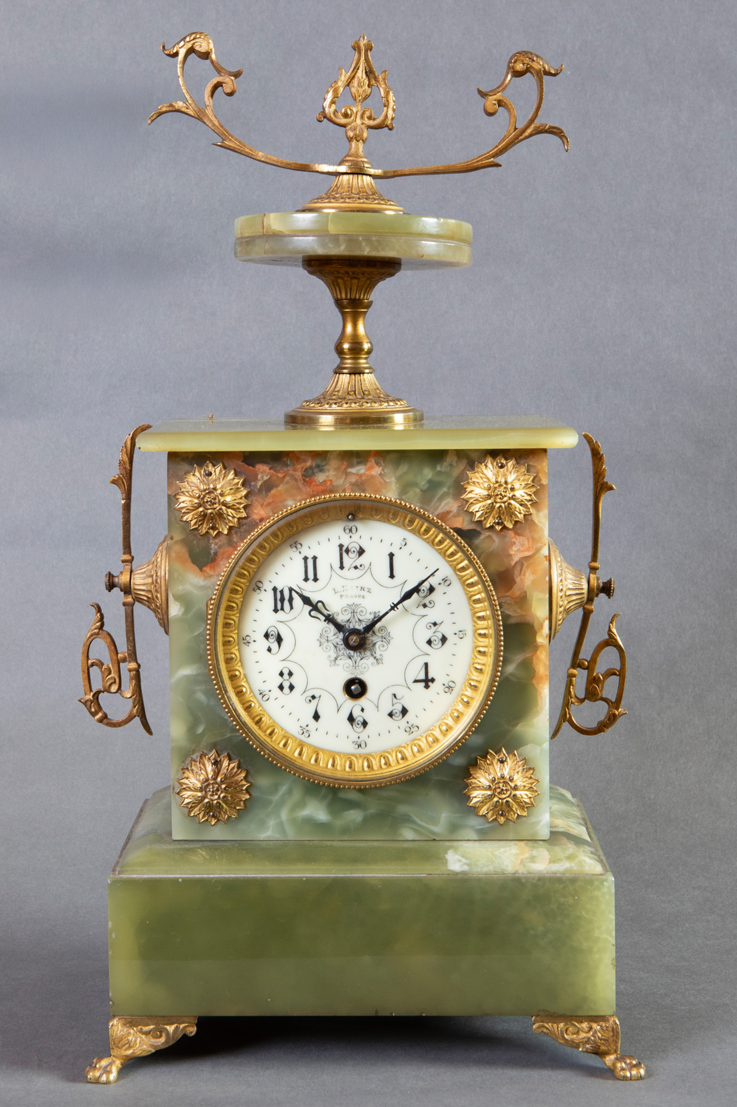 Reloj de sobremesa pp. S. XX en ónix verde y mecanismo cuerda llave.
Medidas: 42 x 22 x 14 cm.