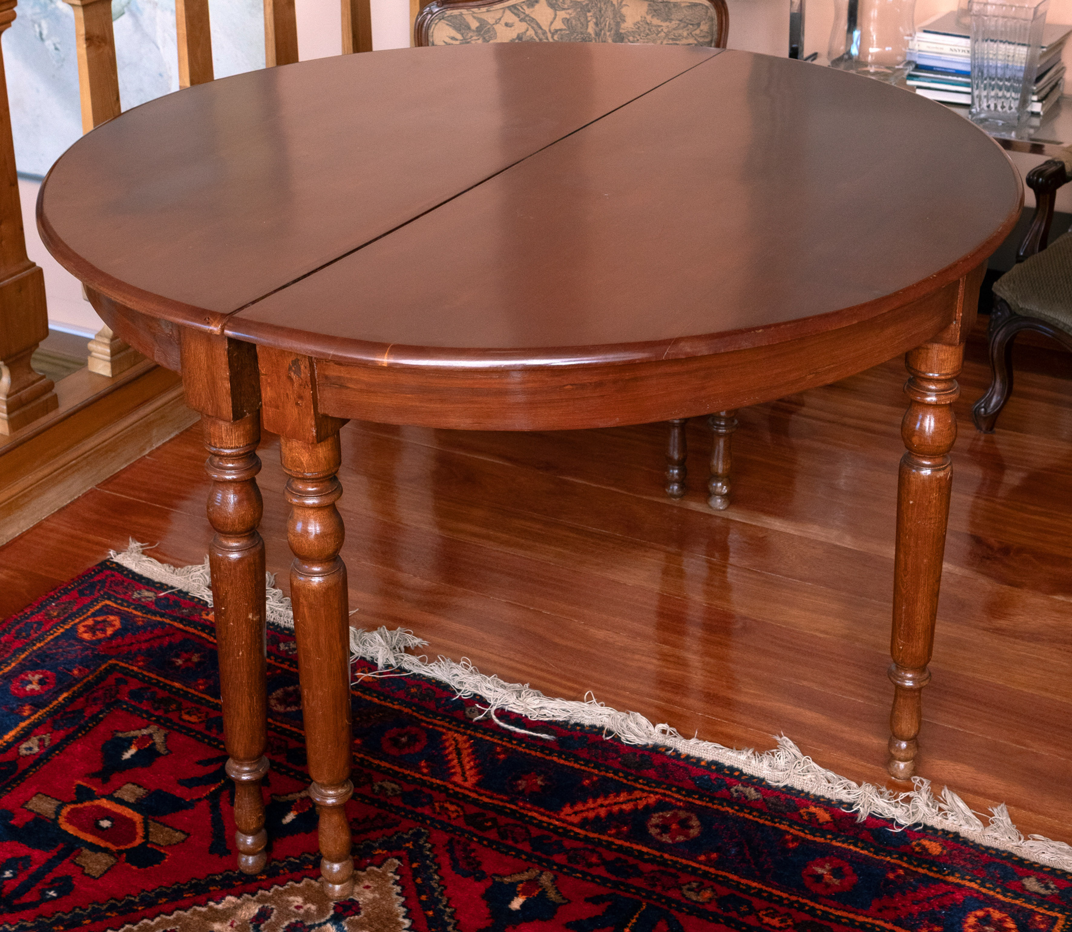 Mesa estilo victoriano de comedor, con dos tablas auxiliares convertible en media luna.
Medidas; 76...