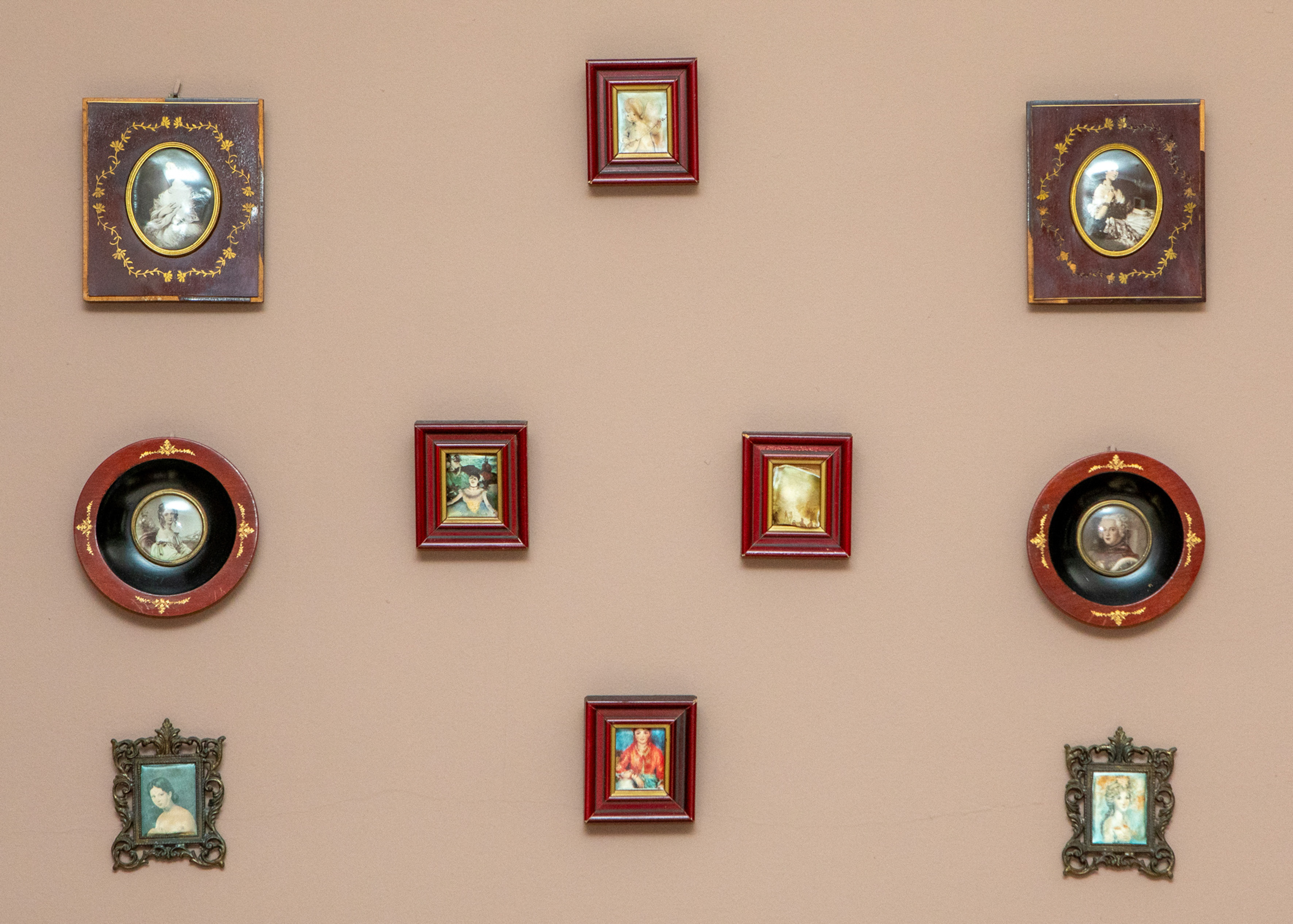 Colección de diez miniaturas antiguas de familiares cortesanos en distintas técnicas; con marcos de...