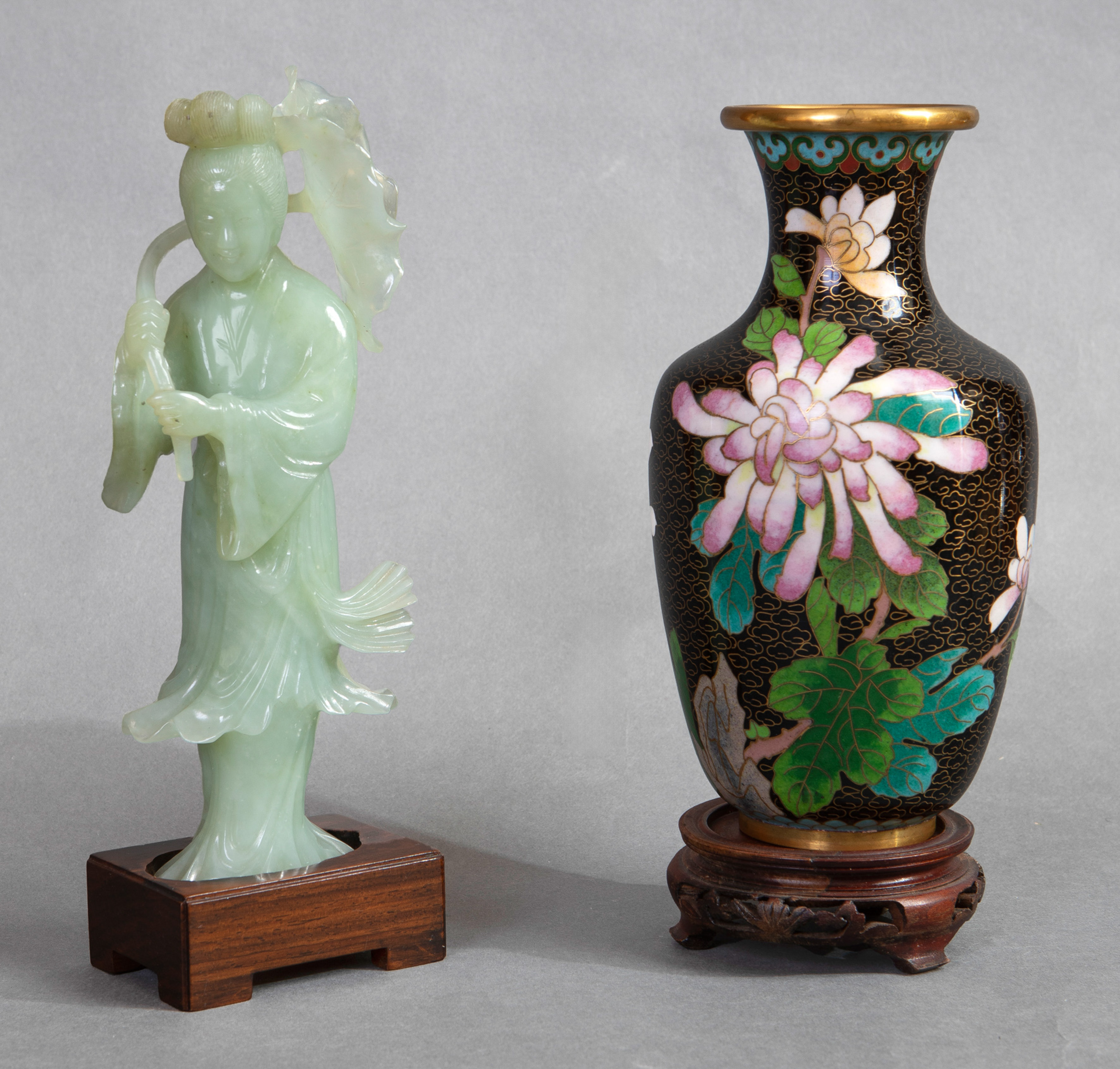 Conjunto de figura en jade de japonesa cortesana y jarrón oriental "cloisonné" en negro con motivos...
