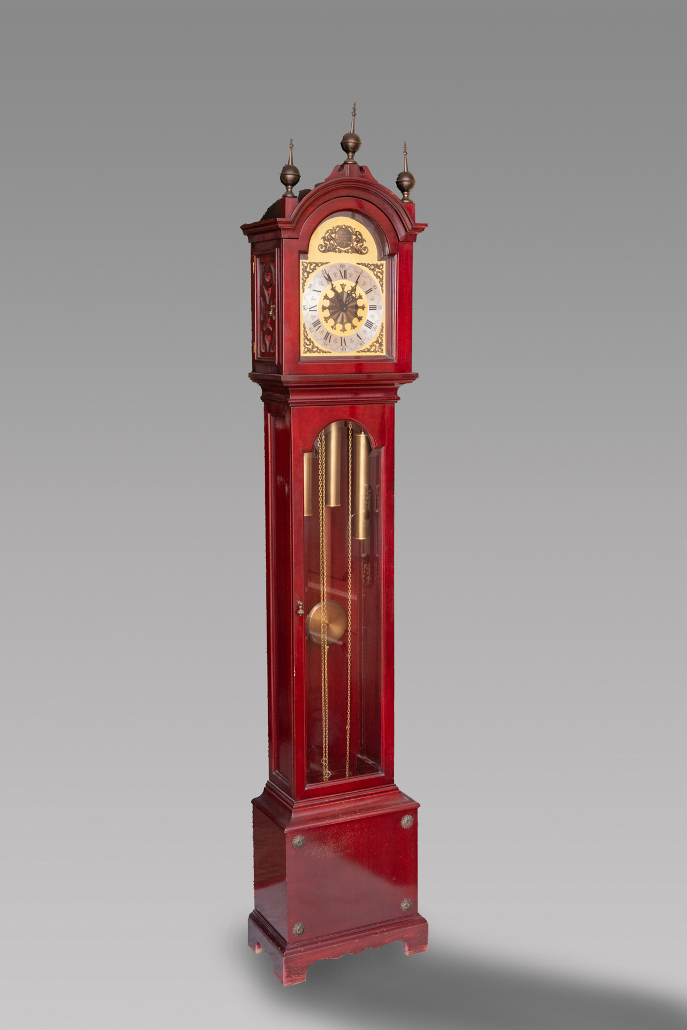 Reloj de pie estilo inglés
En madera de caoba y latón.
Esfera con numeración romanos para las...