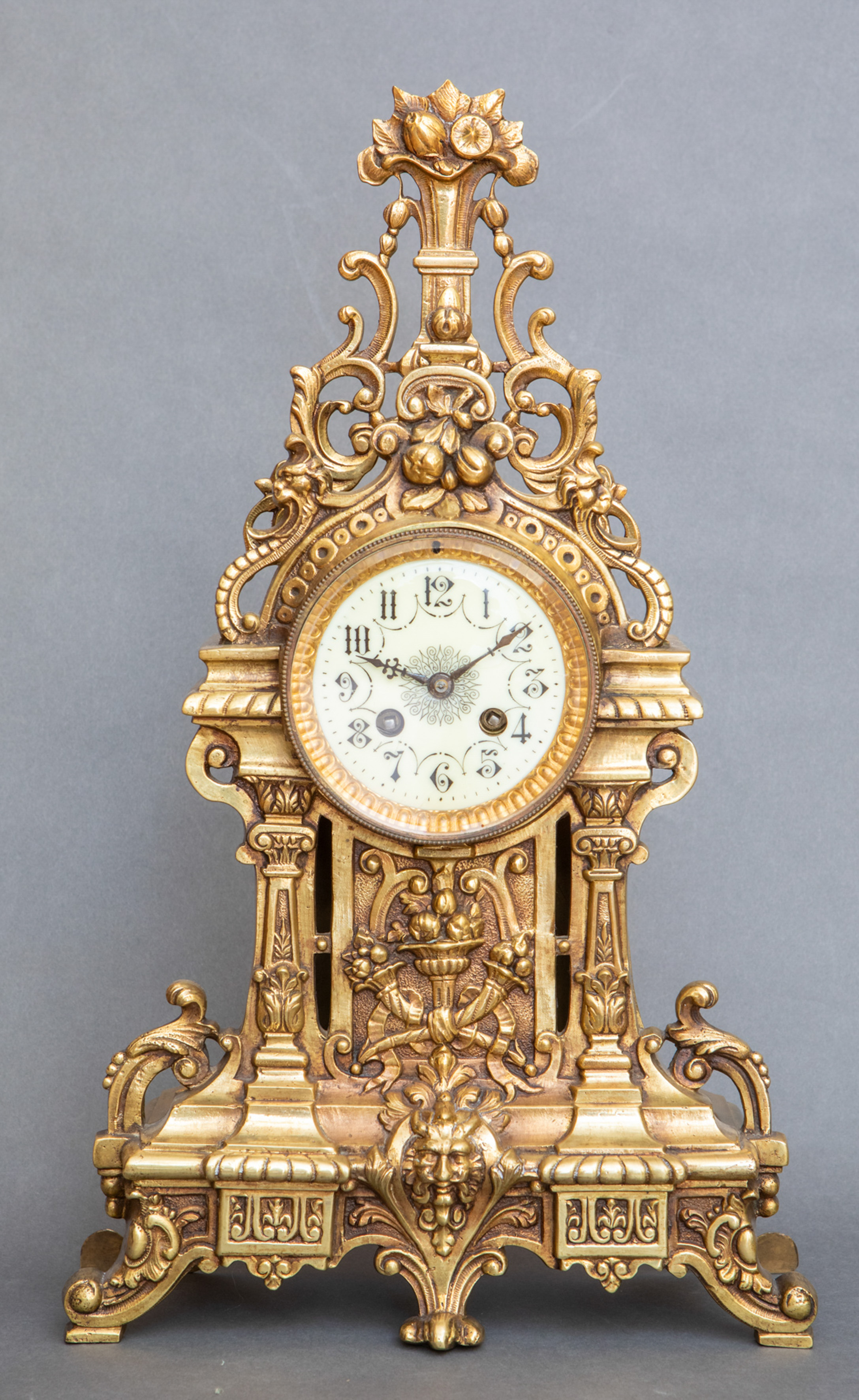 Reloj de sobremesa en bronce dorado estilo Luis XV con esfera en esmalte blanco con numeración...