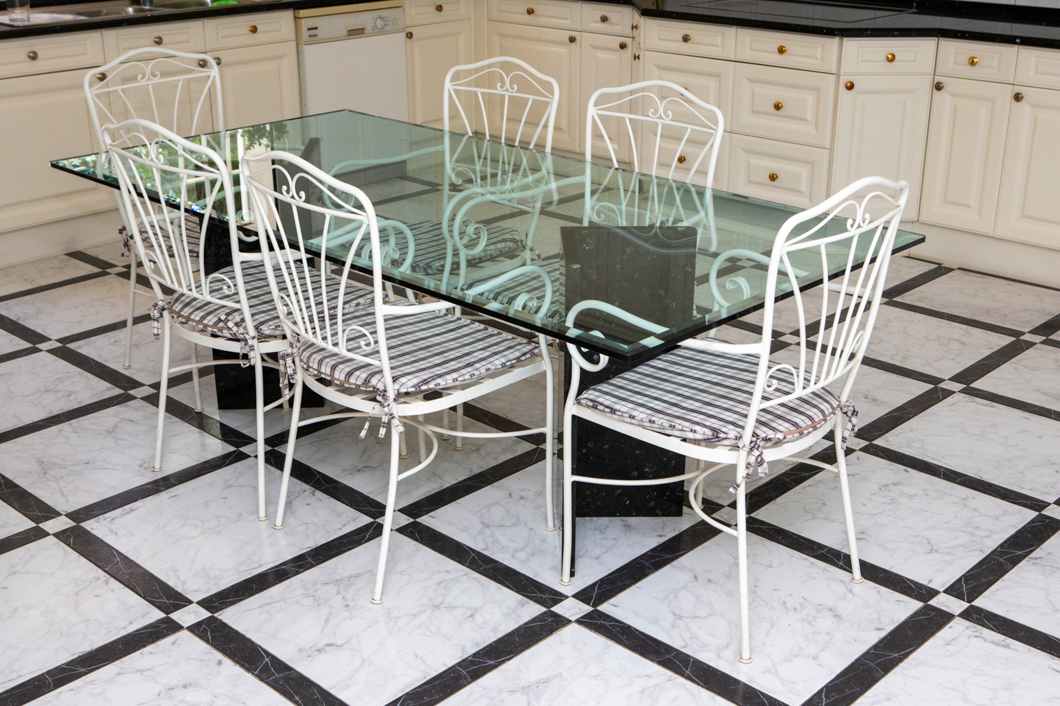 Juego de jardín en hierro pintado en blanco compuesto por mesa de cristal con cuatro sillas y dos...