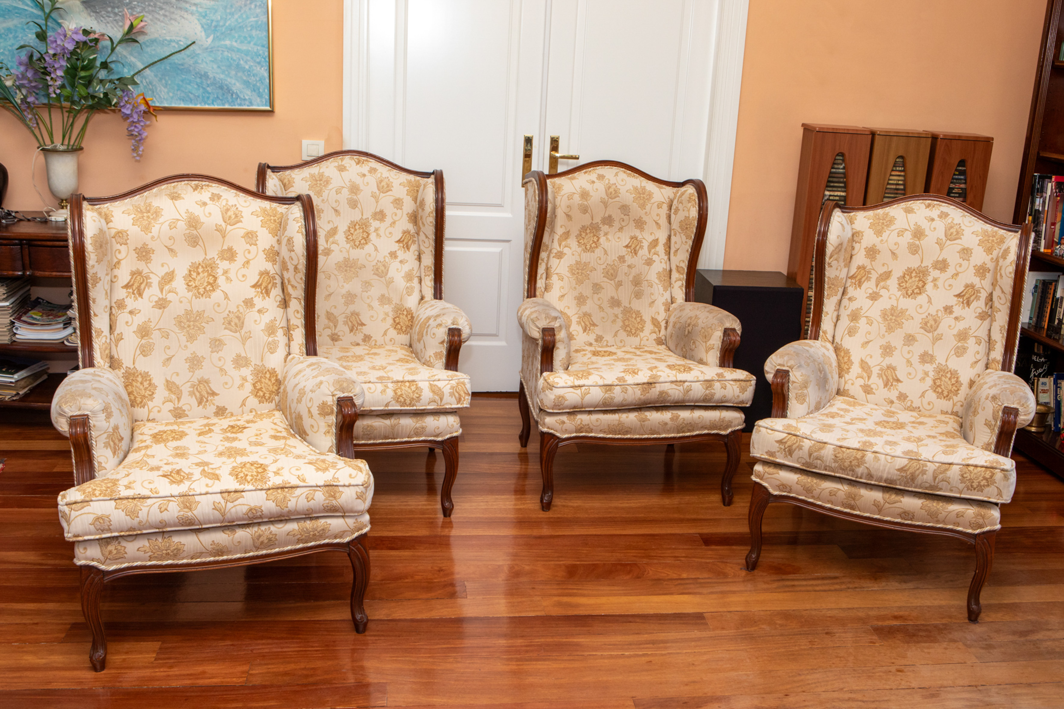 Cuatro sillones orejeros con tapicería estampada con decoración de flores y ramas.
Medidas: 110 x...