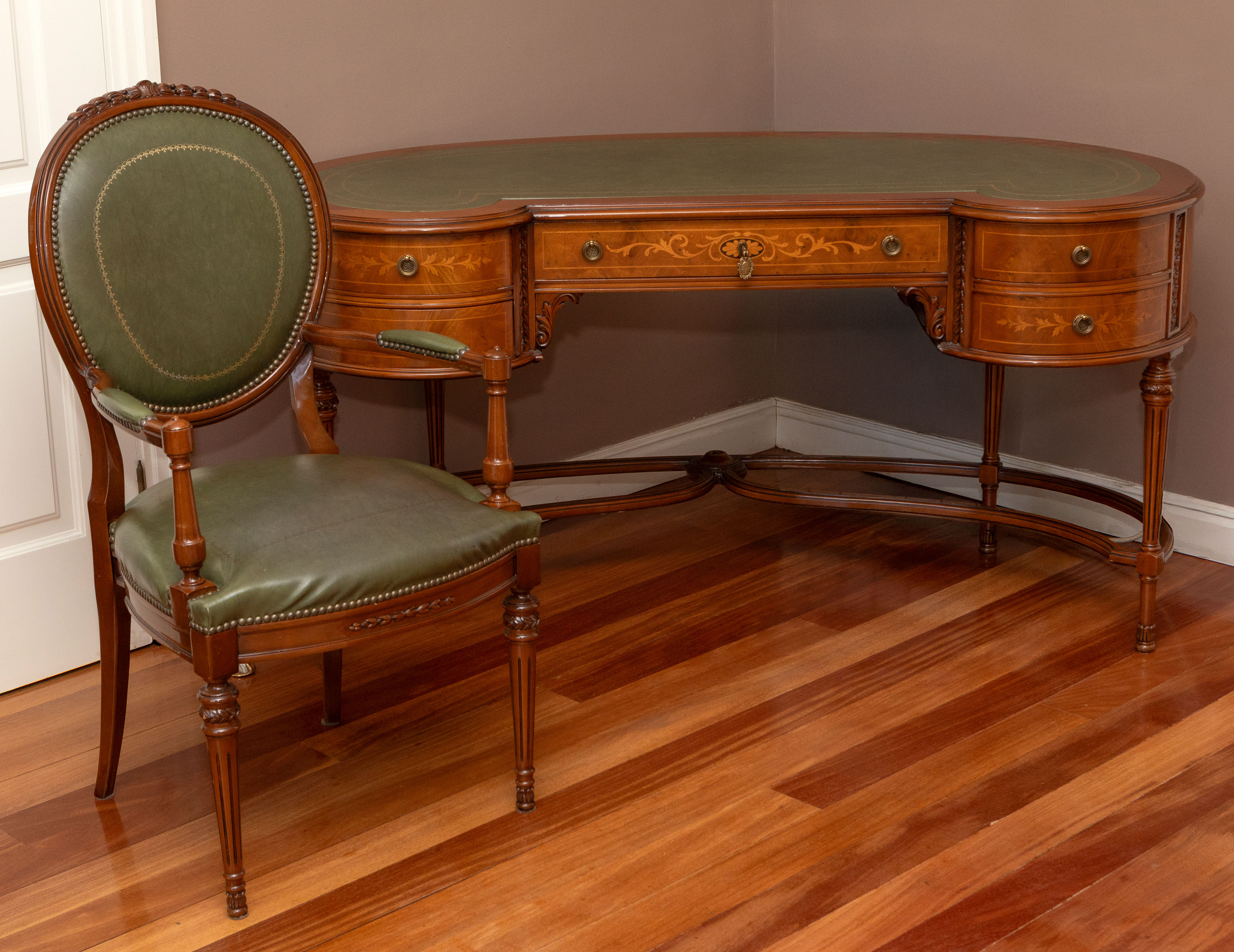 Escritorio de riñón, estilo Regency inglés.
En madera de caoba clara y tapa en cuero verde.
Con un...