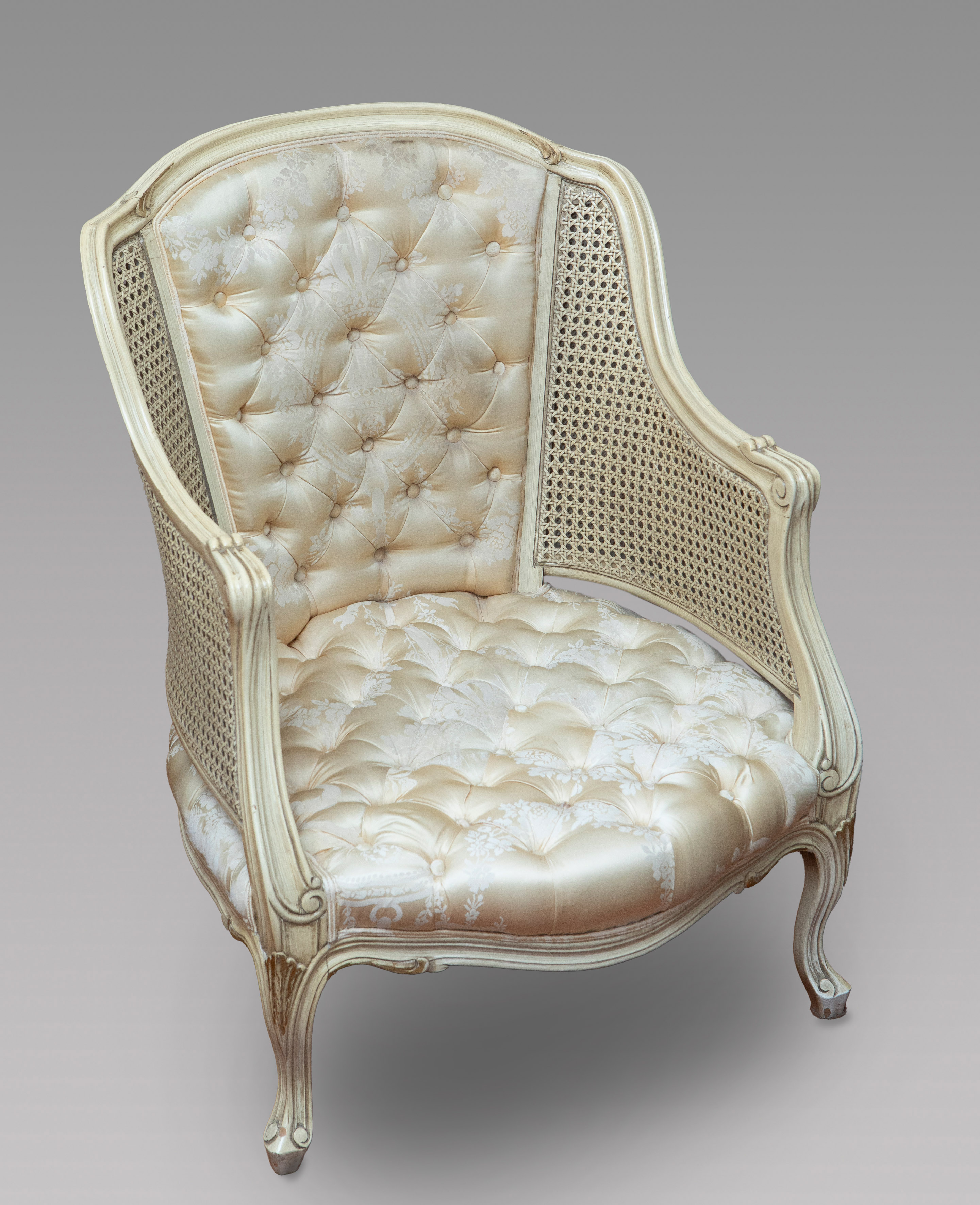 Sillón estilo Luis XV en madera patinada en blanco y tapicería capitoné en seda blanca.
Pequeño...