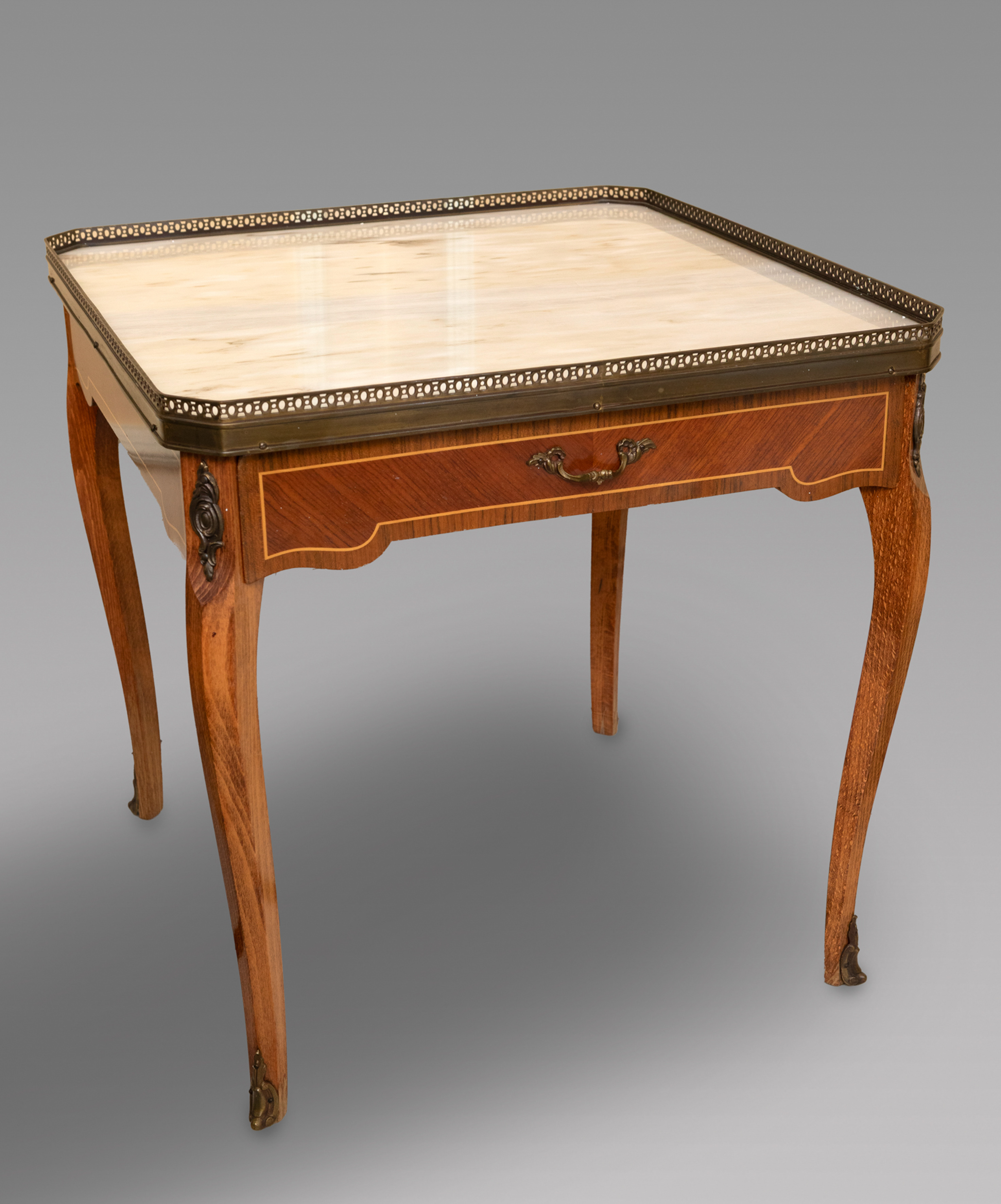 Mesita auxiliar estilo Luis XV con tapa de mármol blanco y galería calada en bronce.
Madera de...