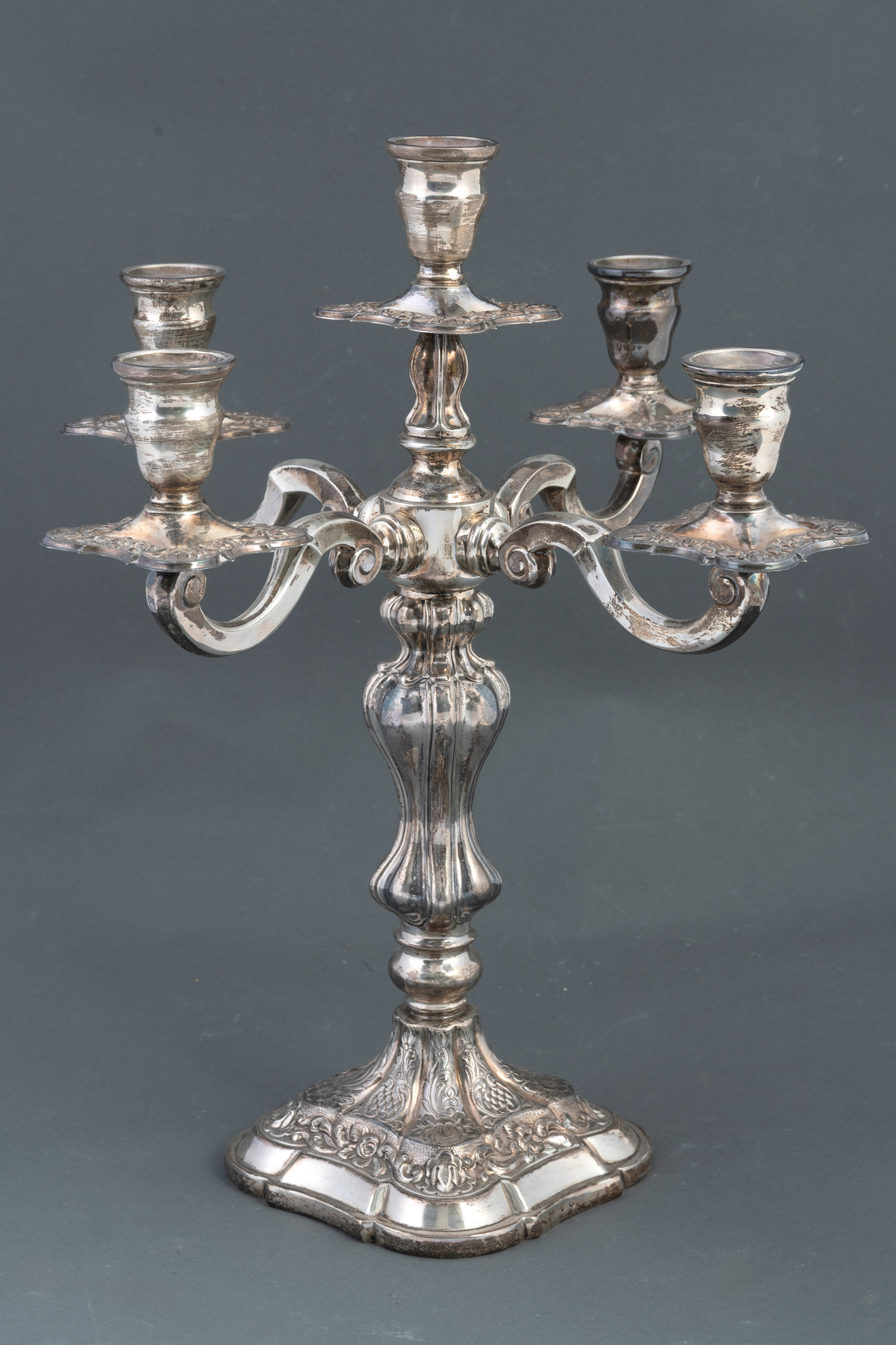Candelabro de cinco luces en plata española punzonada, ley 925, con marcas de Montejo
Sobre base...