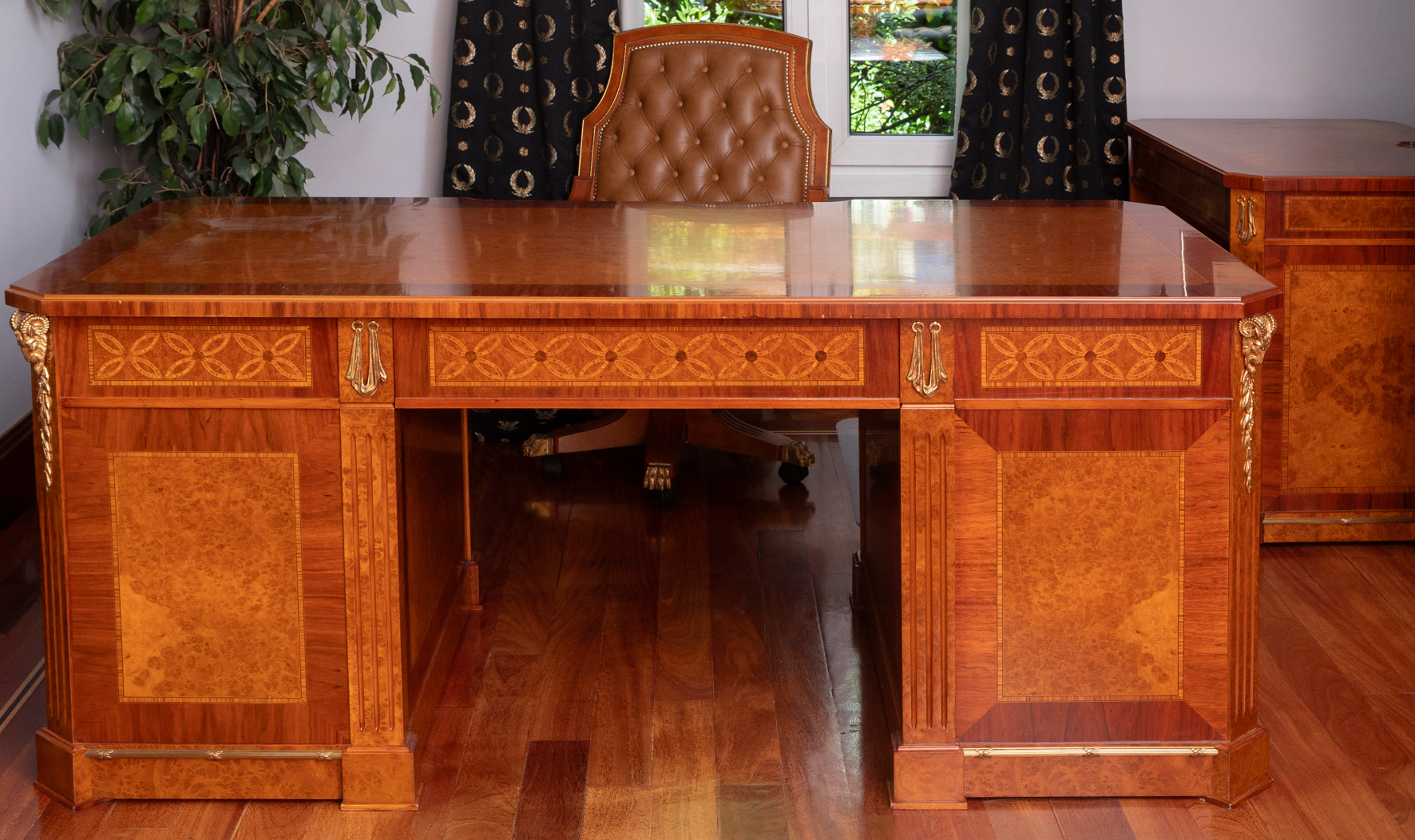 Conjunto de despacho formado por:
Mesa de despacho de pedestales en madera de raíz y caoba con...