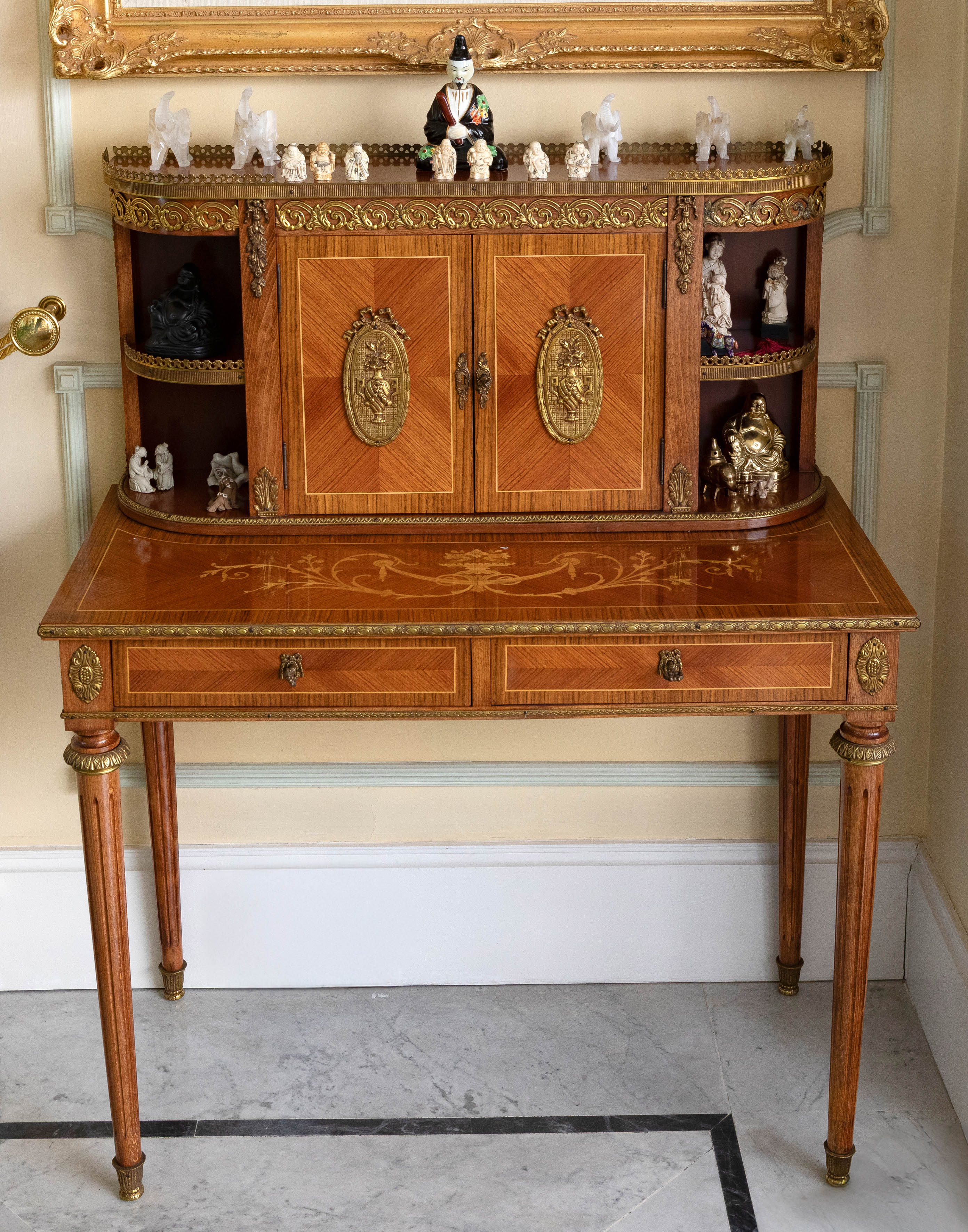 Escritorio Bonheur du Jour estilo Luis XVI
Madera de nogal, palo de rosa, limoncillo y apliques en...
