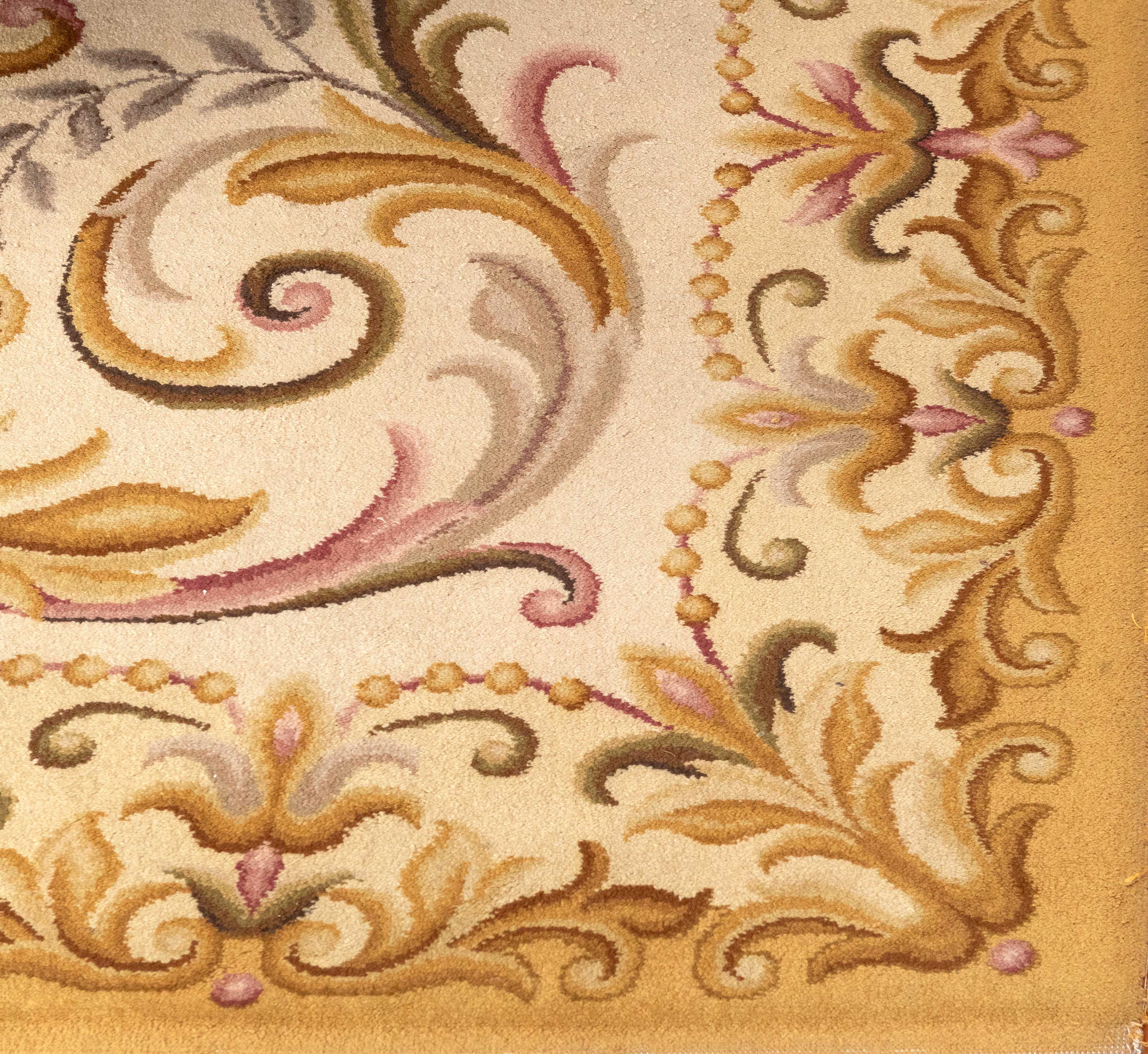 Alfombra estilo Carlos IV, España, S. XX
En campo color marfil con decoración de roleos...
