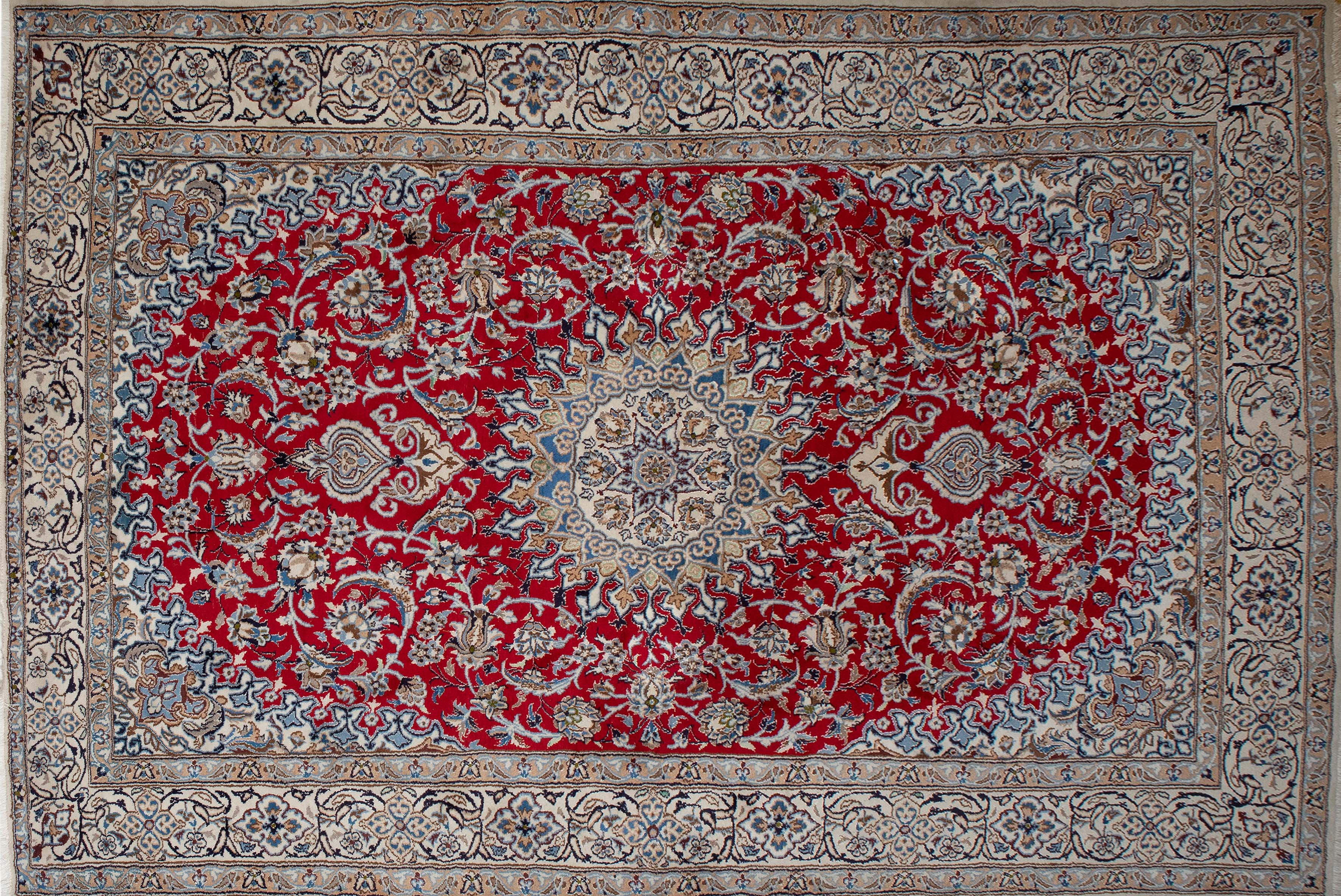 Alfombra persa en lana tipo Kashan, Irán, S. XX
Campo color rojo carmesí con medallón central y...