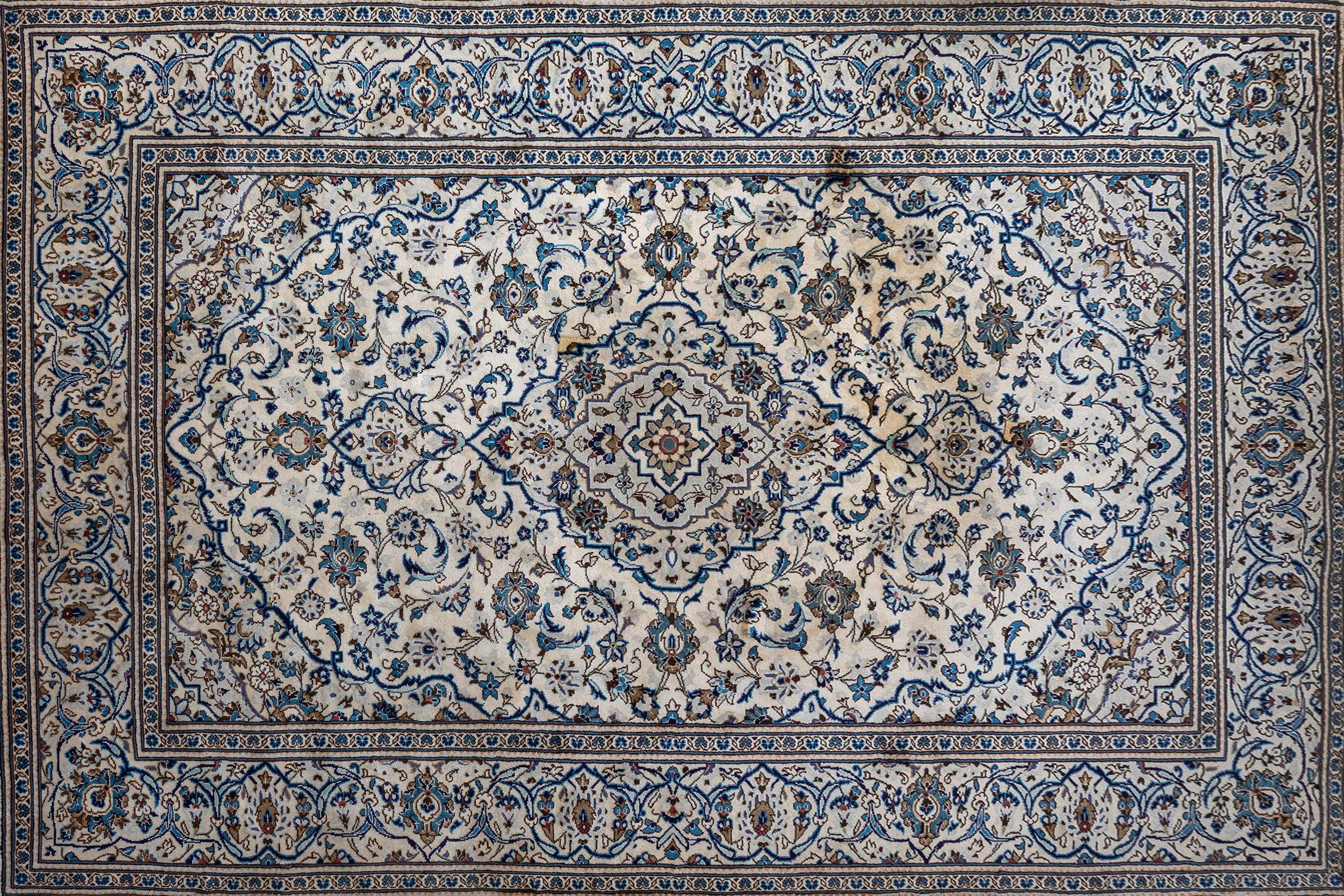Alfombra persa tipo Nain en lana y seda, Irán, S. XX.
Campo color marfil con medallón central y...