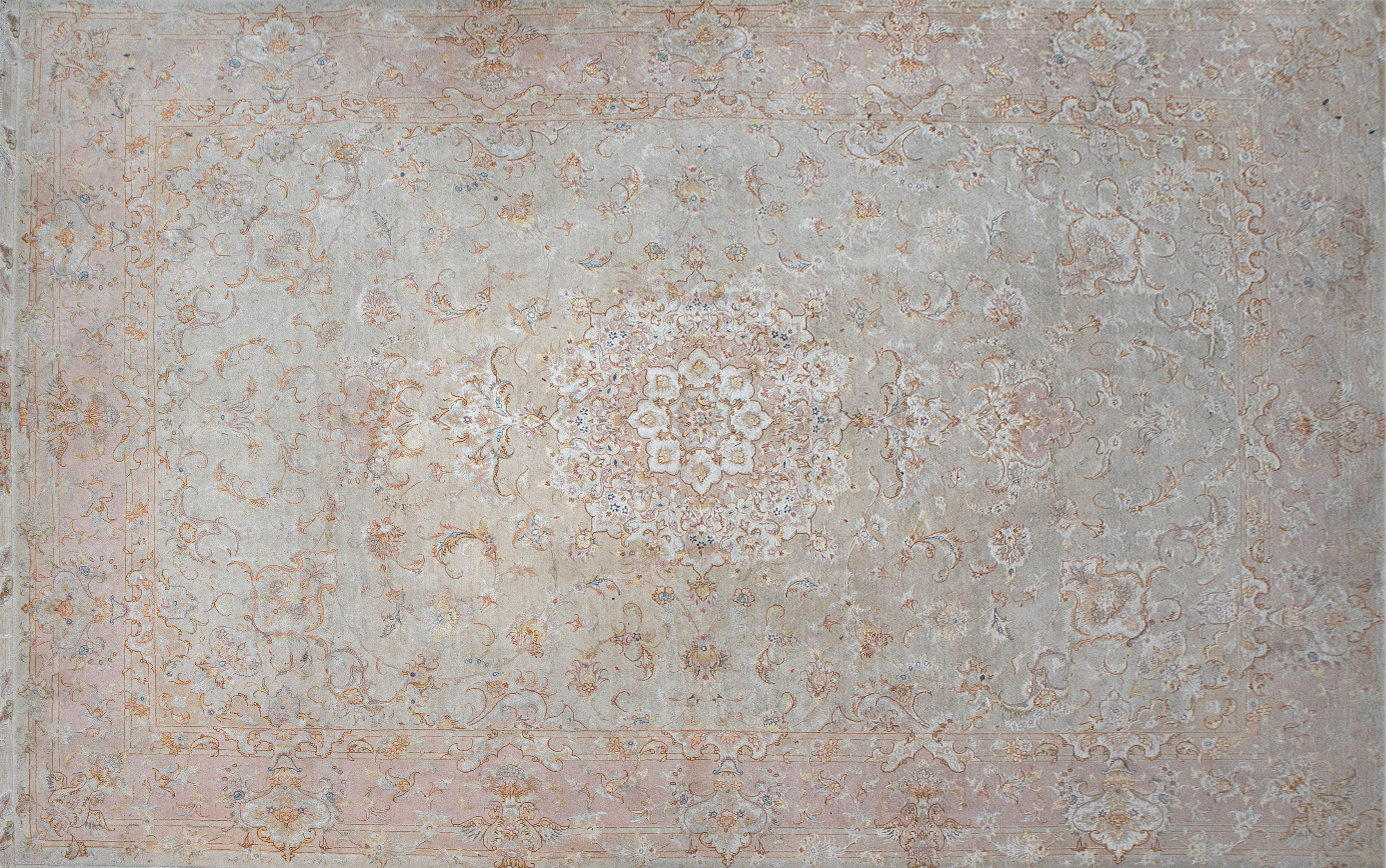 Alfombra Nain en lana y seda, Irán, S. XX .
Campo color rosa pálida con medallón central y...