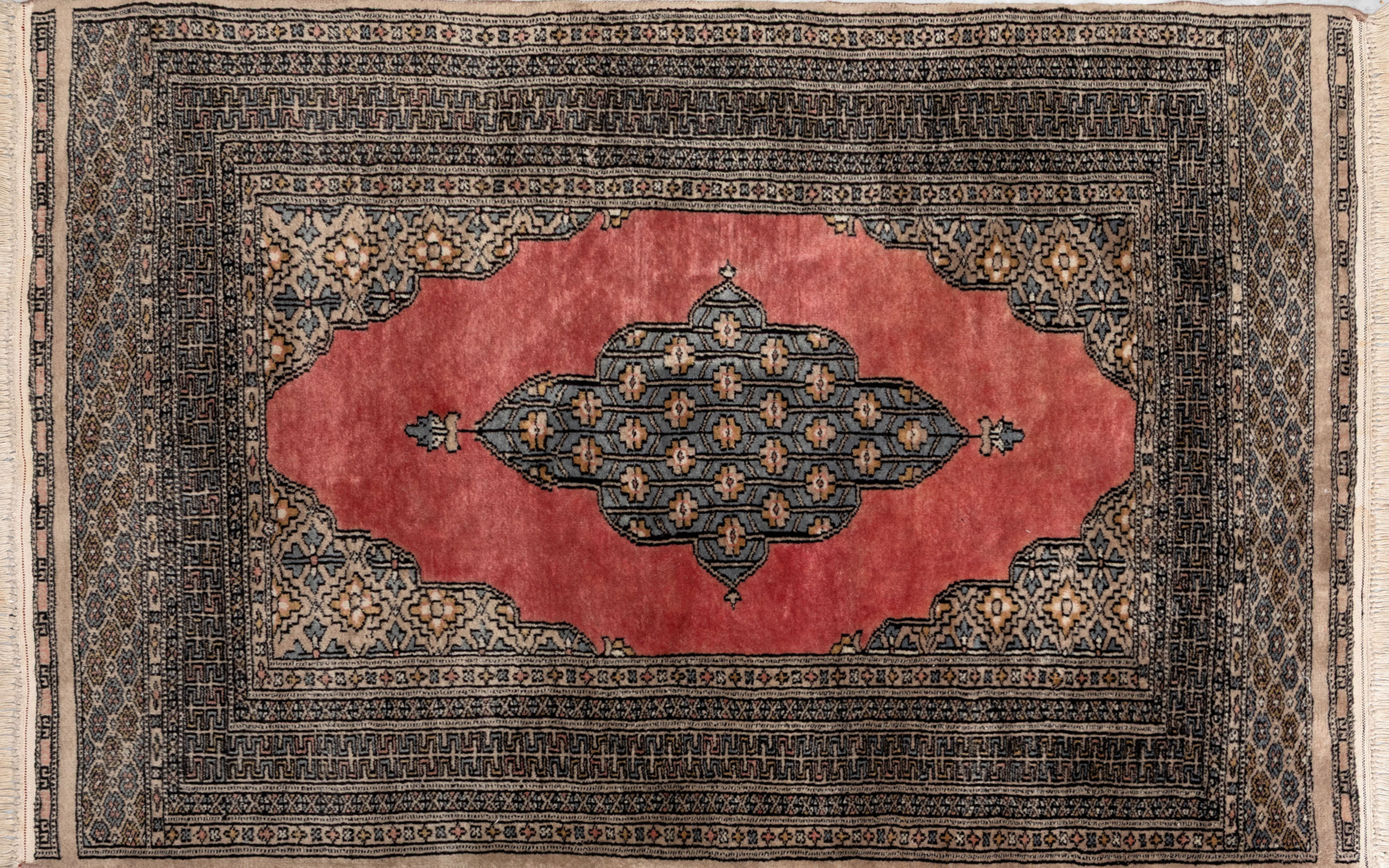 Pareja de alfombras de oración en lana y seda, Irán, S. XX
Una con campo de color rojizo y...