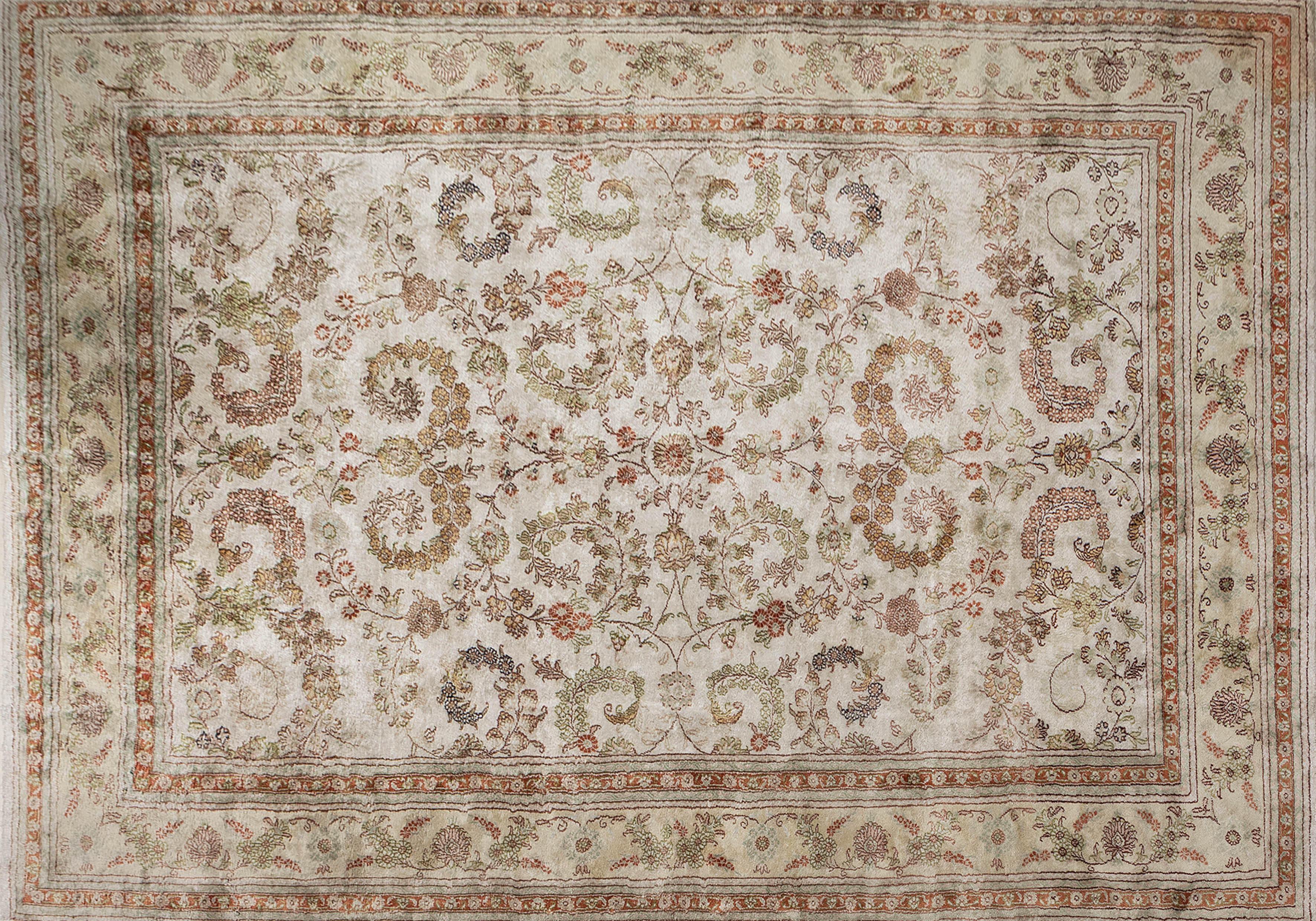 Alfombra Nain en lana y seda, Irán, S. XX.
Campo color marfil con decoración simétrica de motivos...