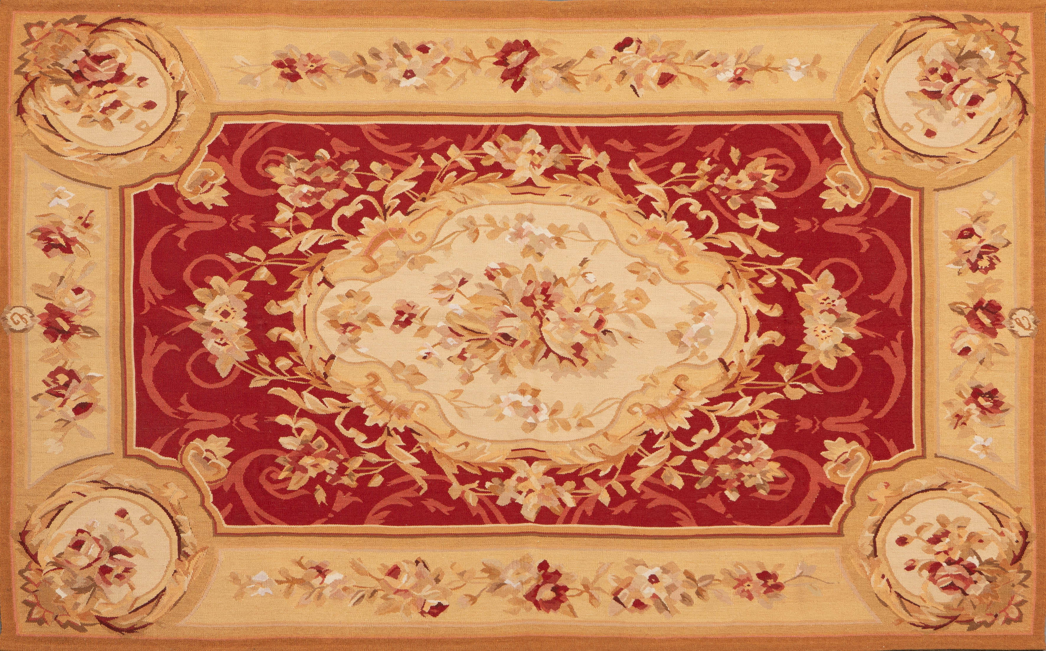 Alfombra tipo Aubusson en lana, Francia, S. XX
Campo color rojo con medallón central en color ocre...