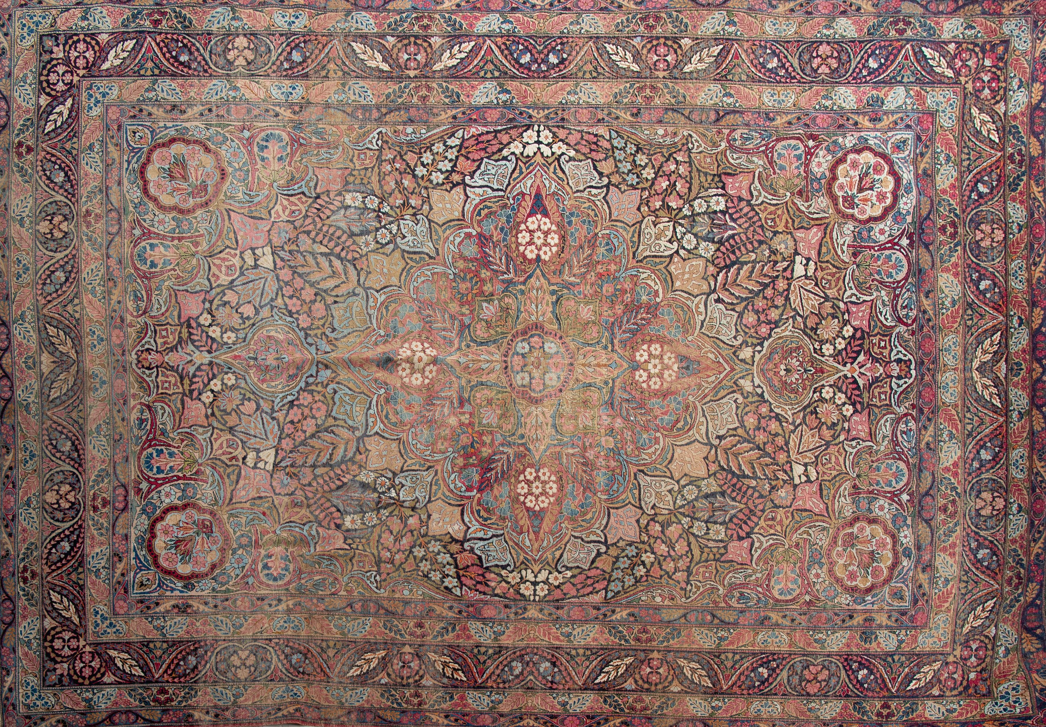 Alfombra persa Kerman, Irán, med. S. XX
En lana y seda.
Campo color añil con medallón central...