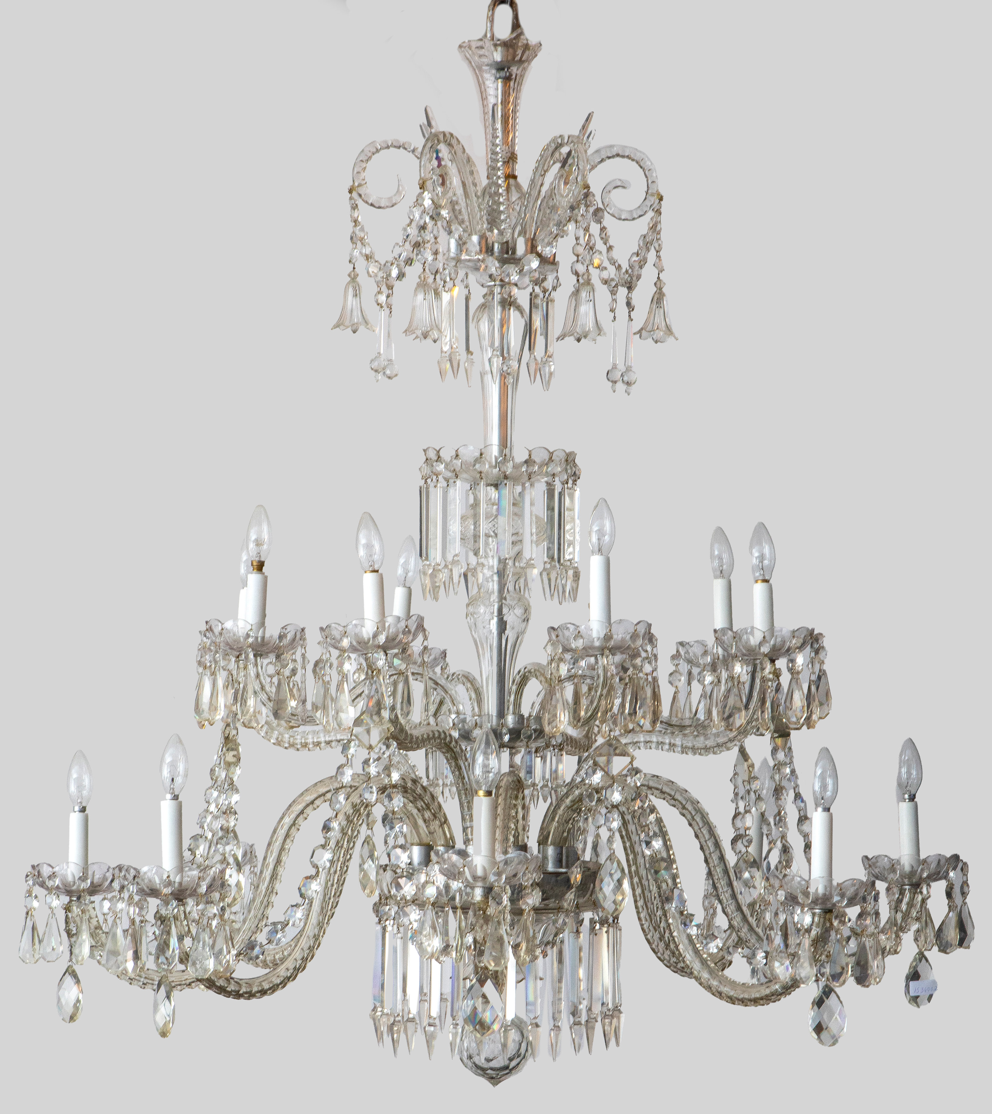 Gran lámpara en cristal francés circa 1900.
Compuesta por 16 luces distribuidas en dos alturas. Con...