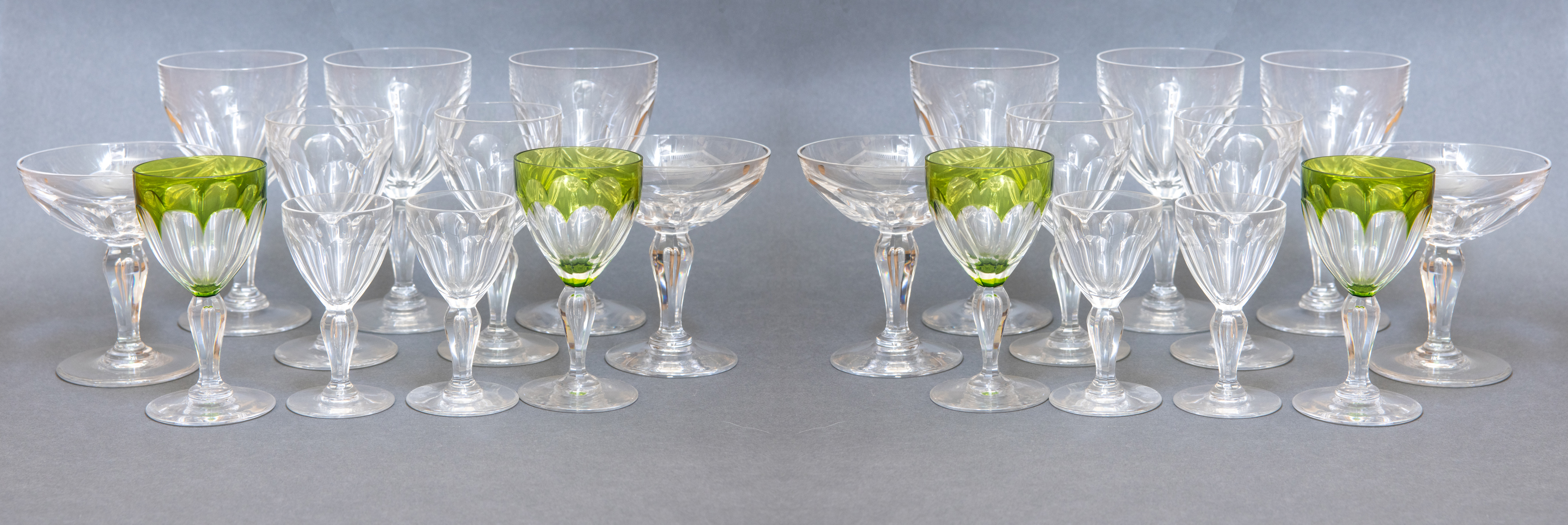 Cristalería Val Saint Lambert en cristal incoloro facetado y las copas de vino en verde. 
Compuesta...