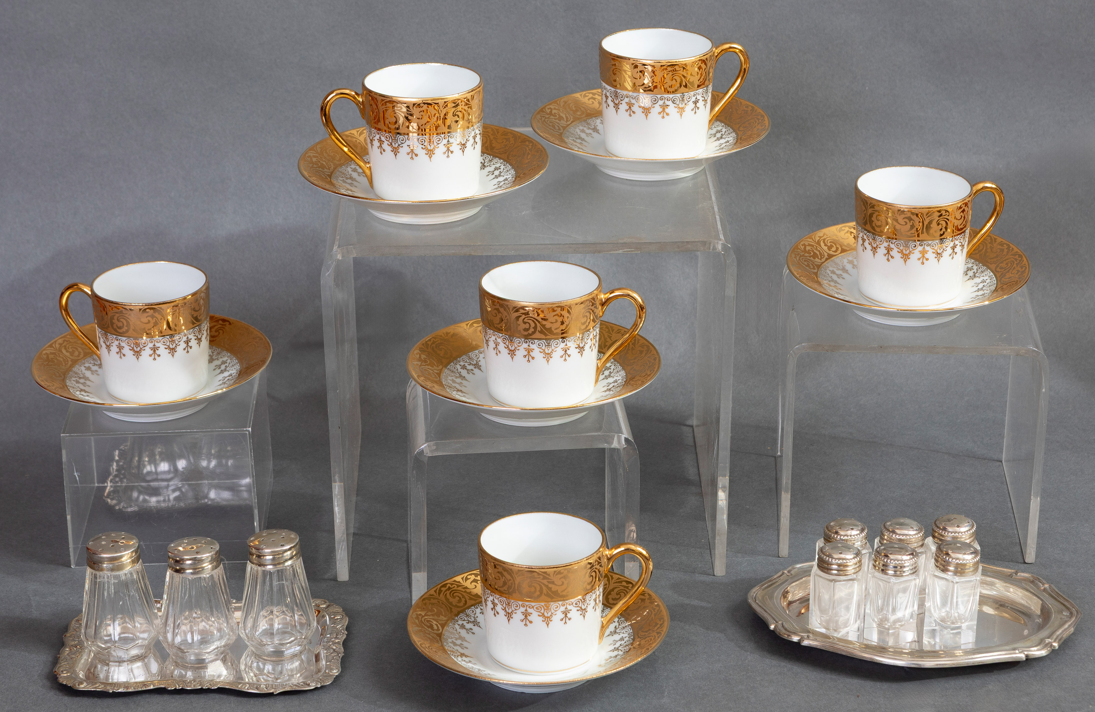 Lote compuesto por: 
6 tazas de café con sus respectivos platos alemanes Sneroll en porcelana...