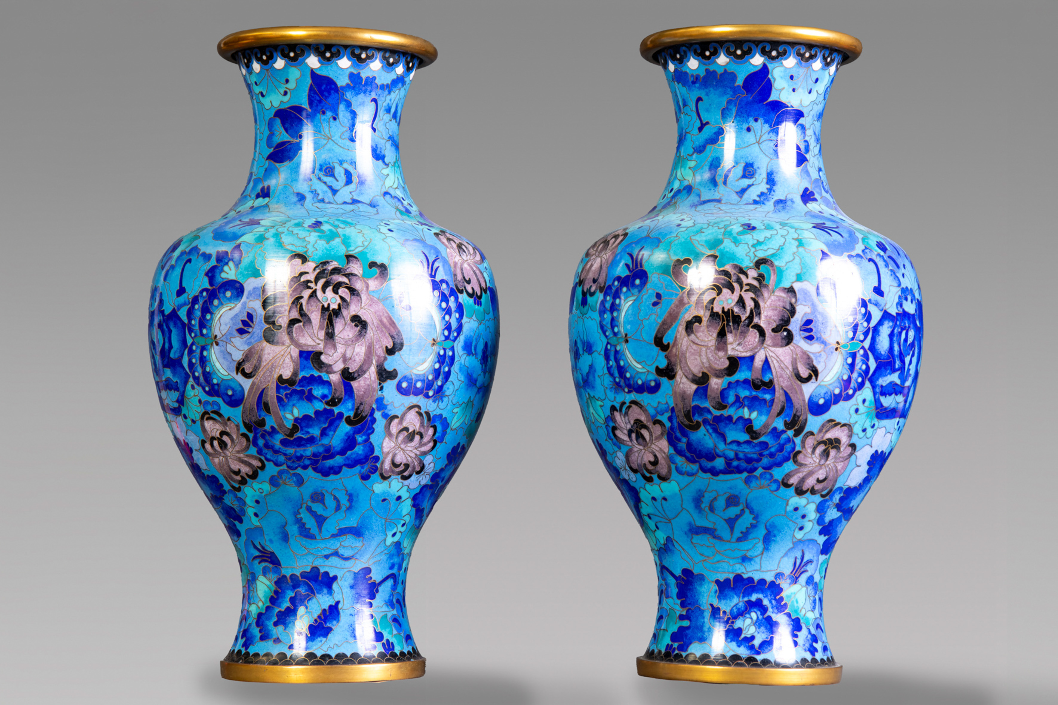 Pareja de grandes jarrones en esmalte cloissoné color azul intenso con decoración de peonías en...