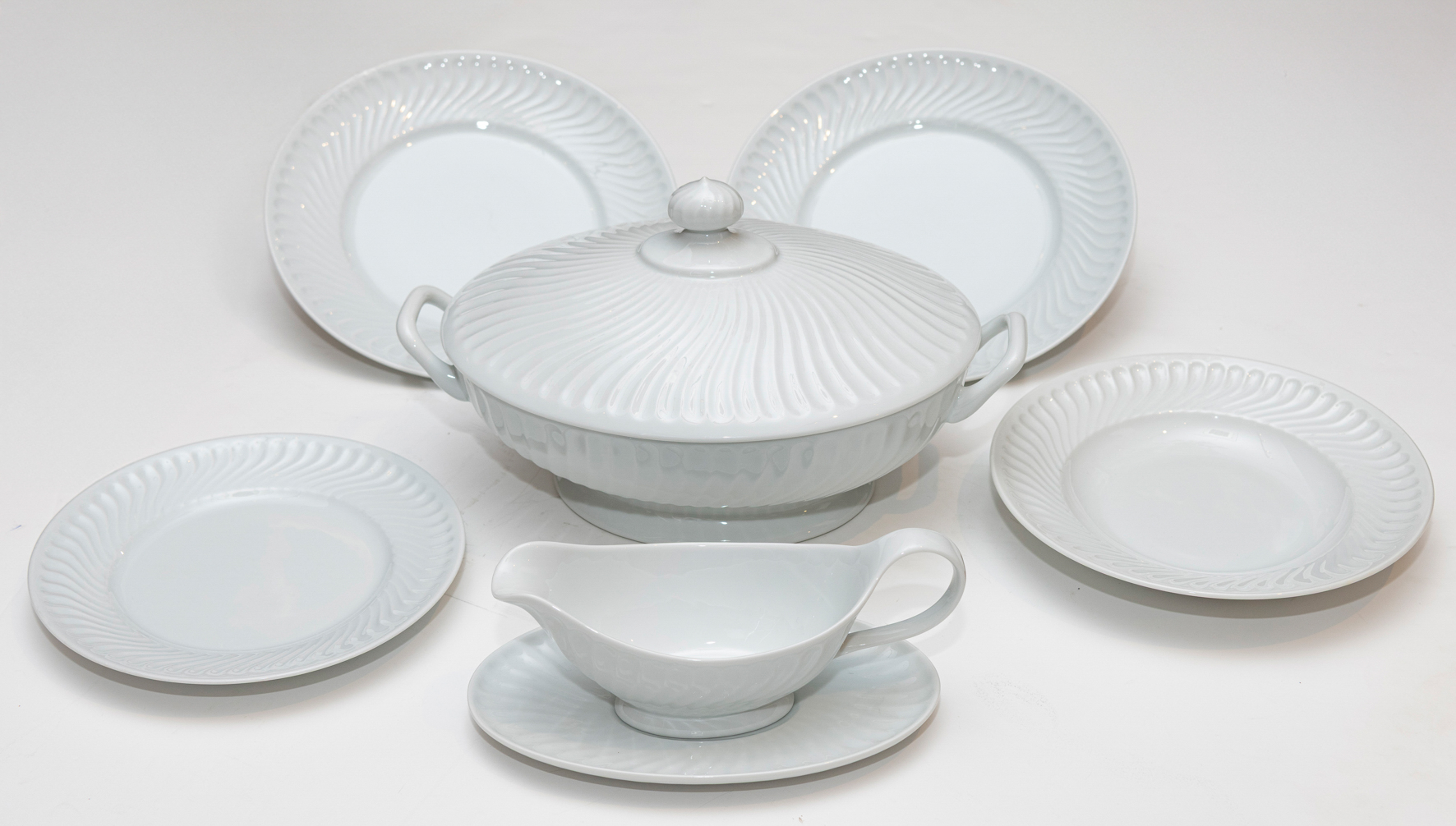 Vajilla para 8 servicios en porcelana esmaltada con decoración sogueada en los aleros, Vista...