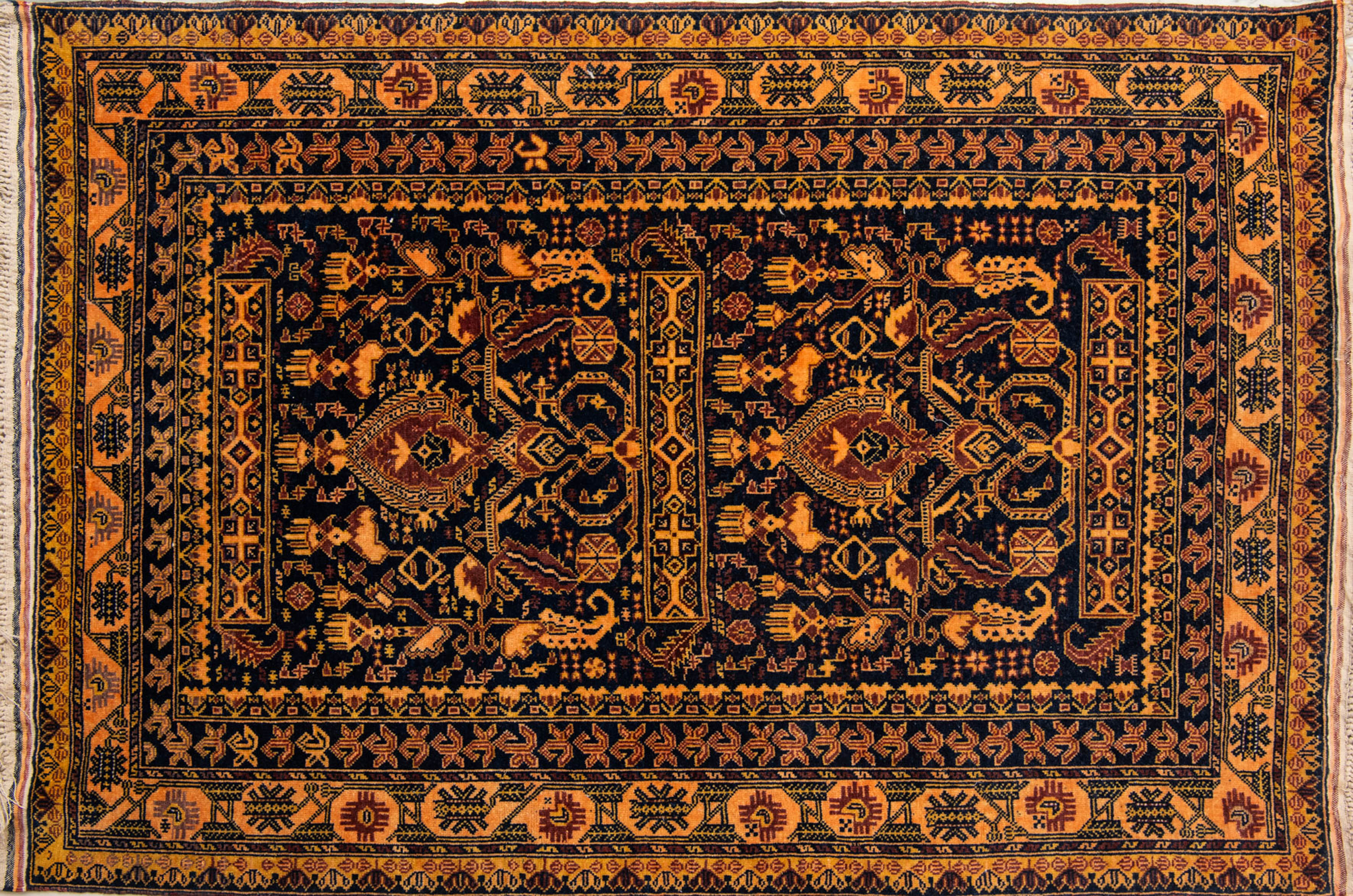Alfombra en lana tipo Kazak, Pakistán, S. XX
Campo color azul intenso con decoración de motivos...