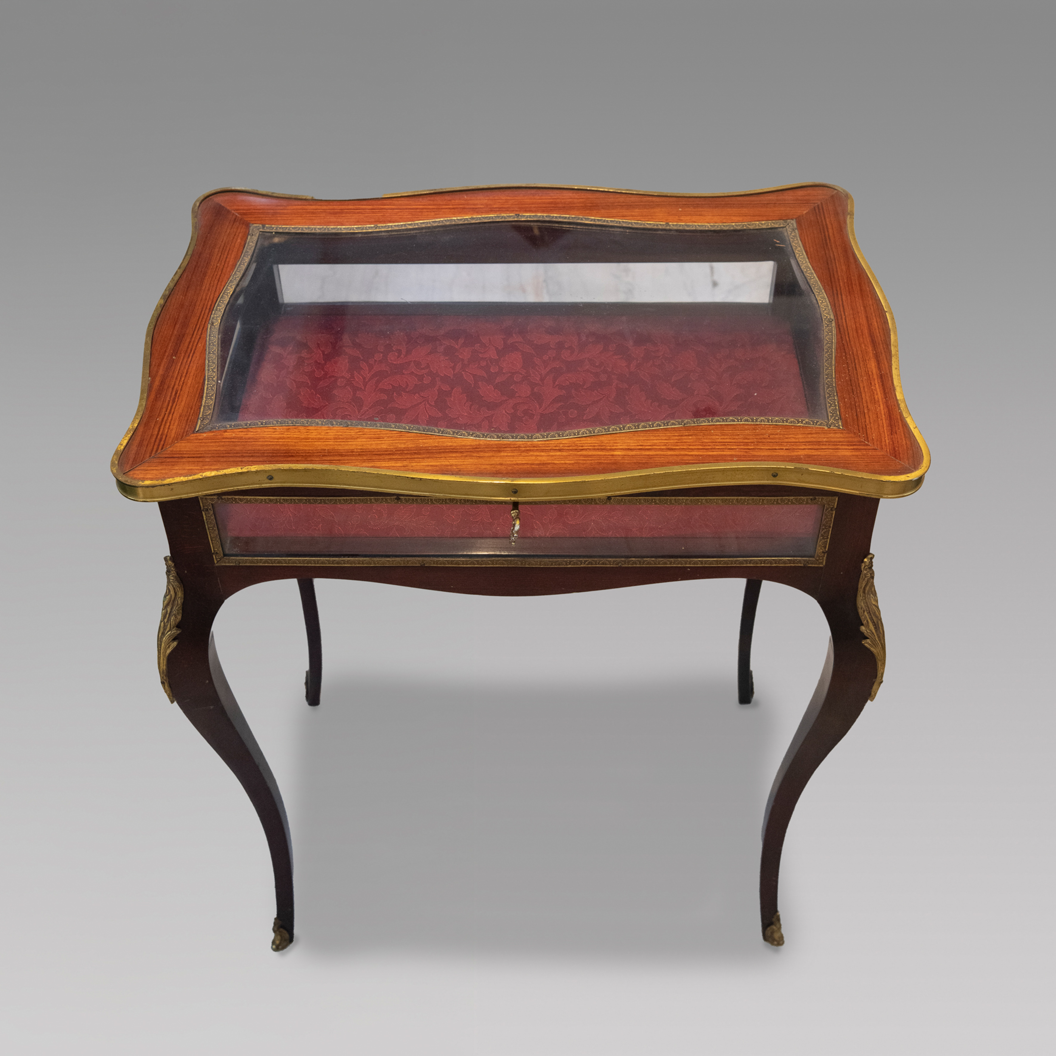 Mueble vitrina estilo Luis XV, España, S. XX
Madera de caoba, bronce dorado, latón y cristal....