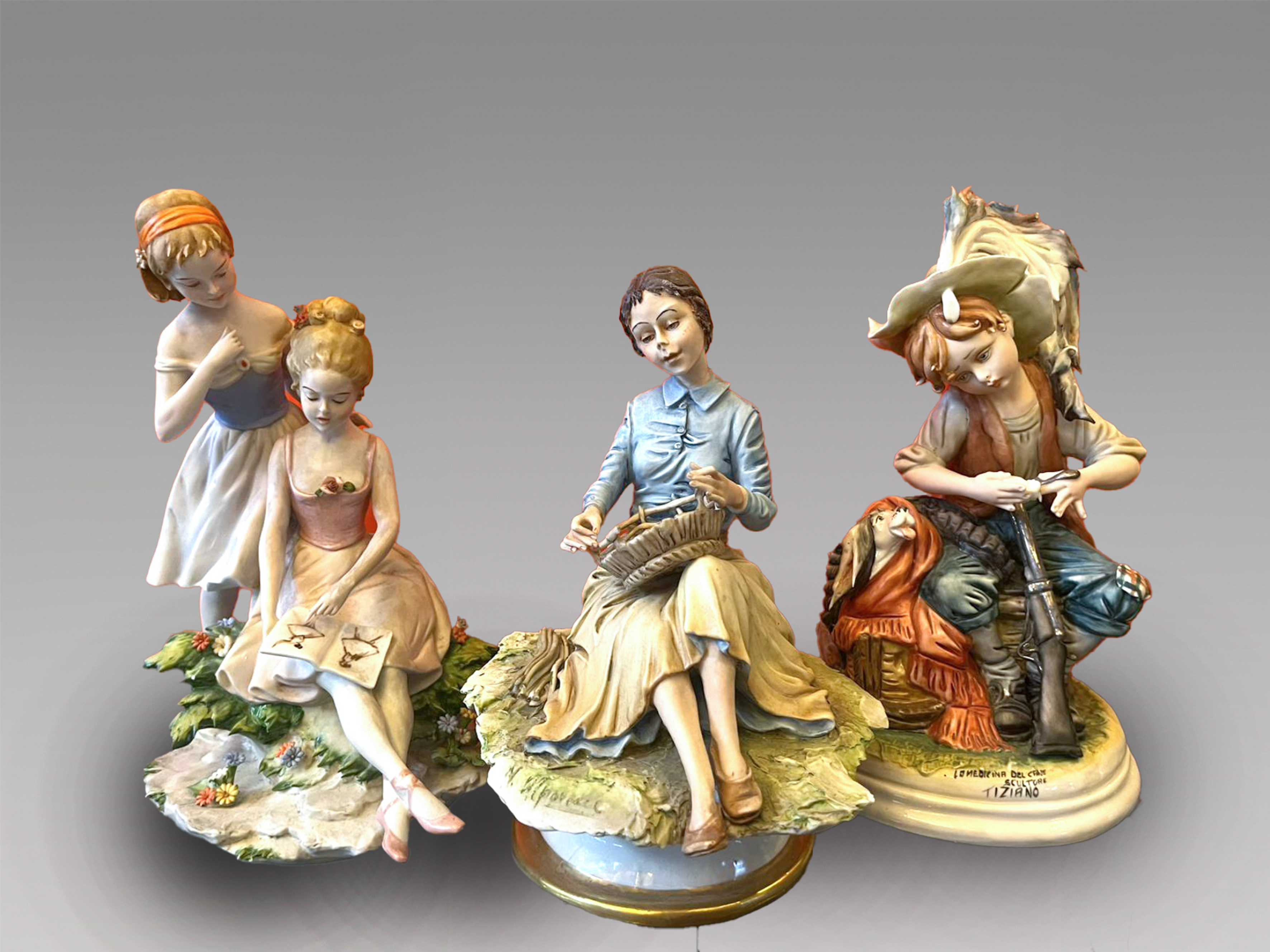 Tres figuras en biscuit pintado a mano, dos de ellas con marcas de Capodimonte y firmadas.
Altura...
