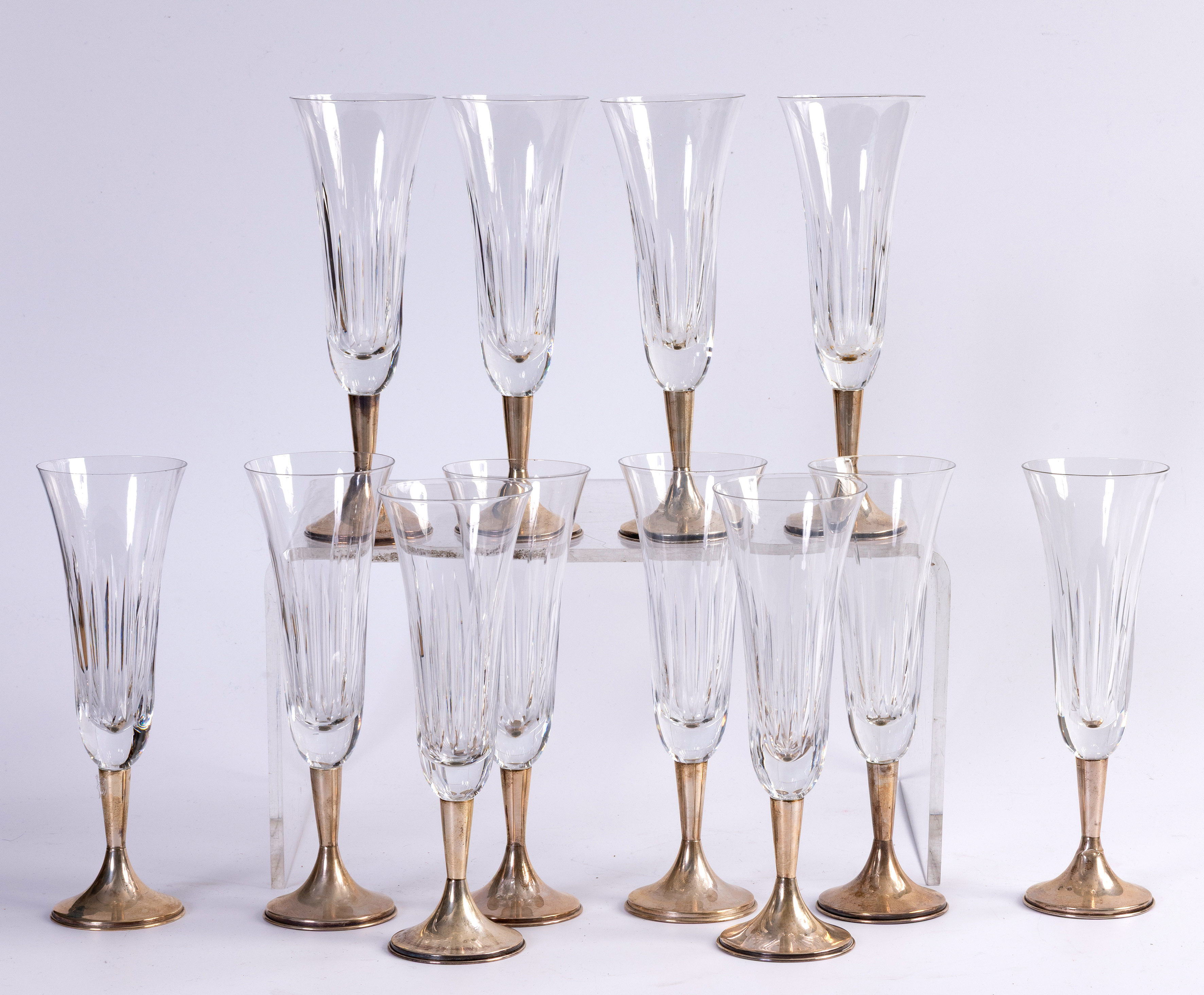 Doce copas de champán en cristal facetado con tallo y pie en plata española punzonada, ley...
