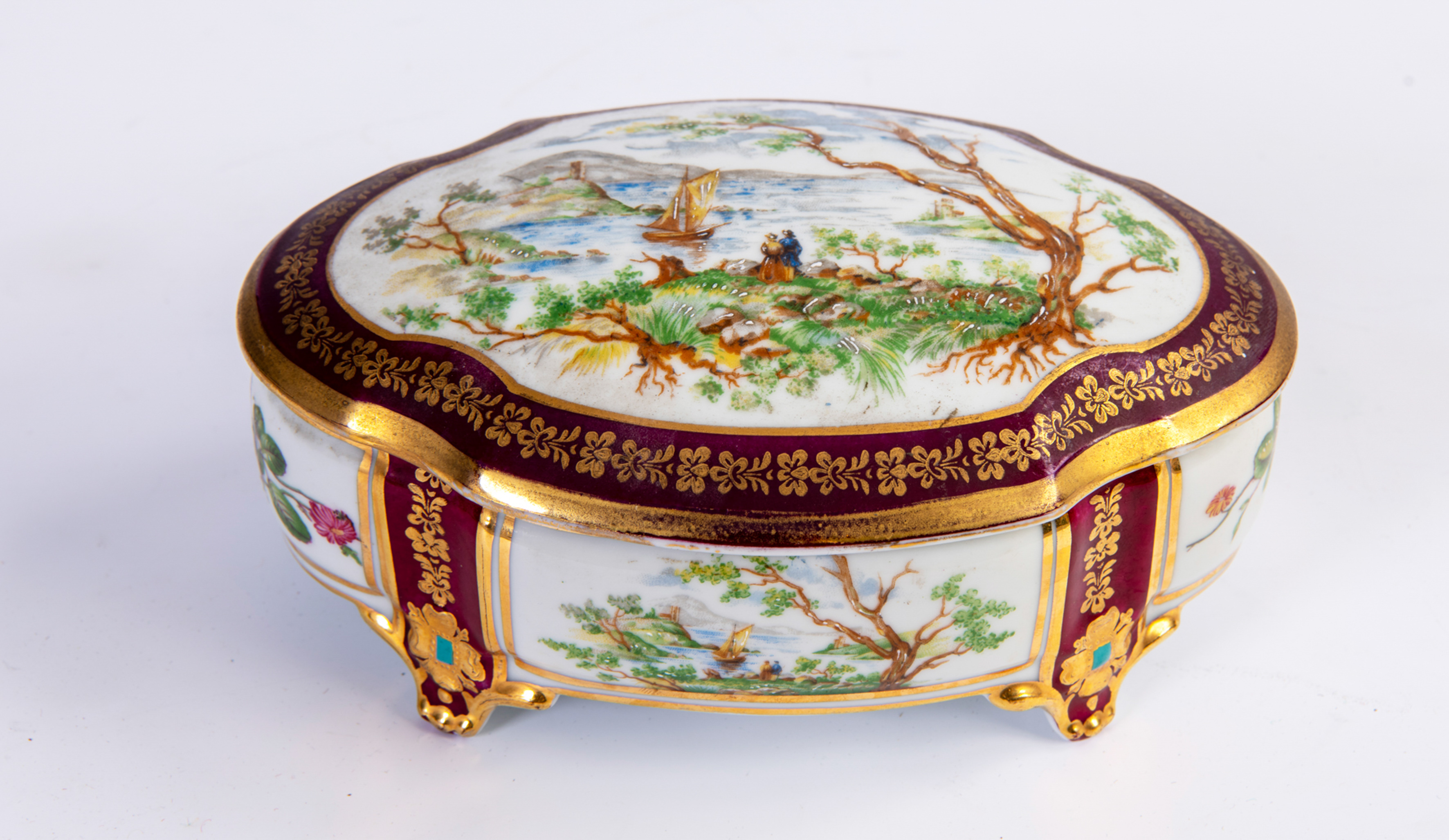 Caja joyero en porcelana esmaltada y pintada a mano, Limoge, Francia, S. XX
Con decoración de...