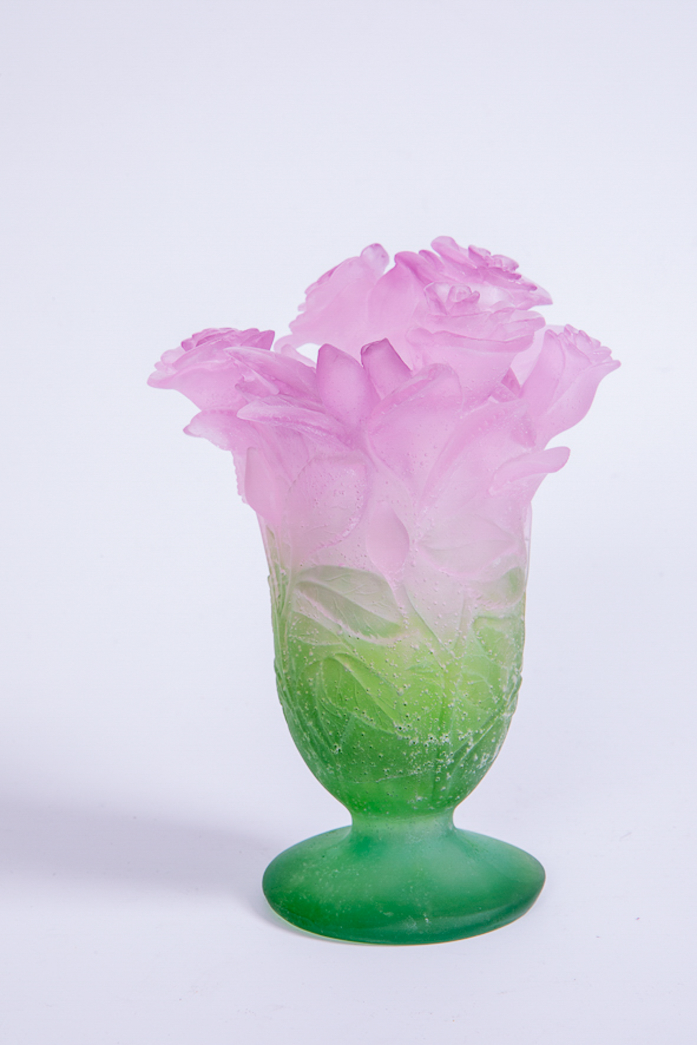 MAISON DAUM, Jarrón "Passion Rose" en pasta de vidrio opalescente en colores rosa y verde, Francia,...