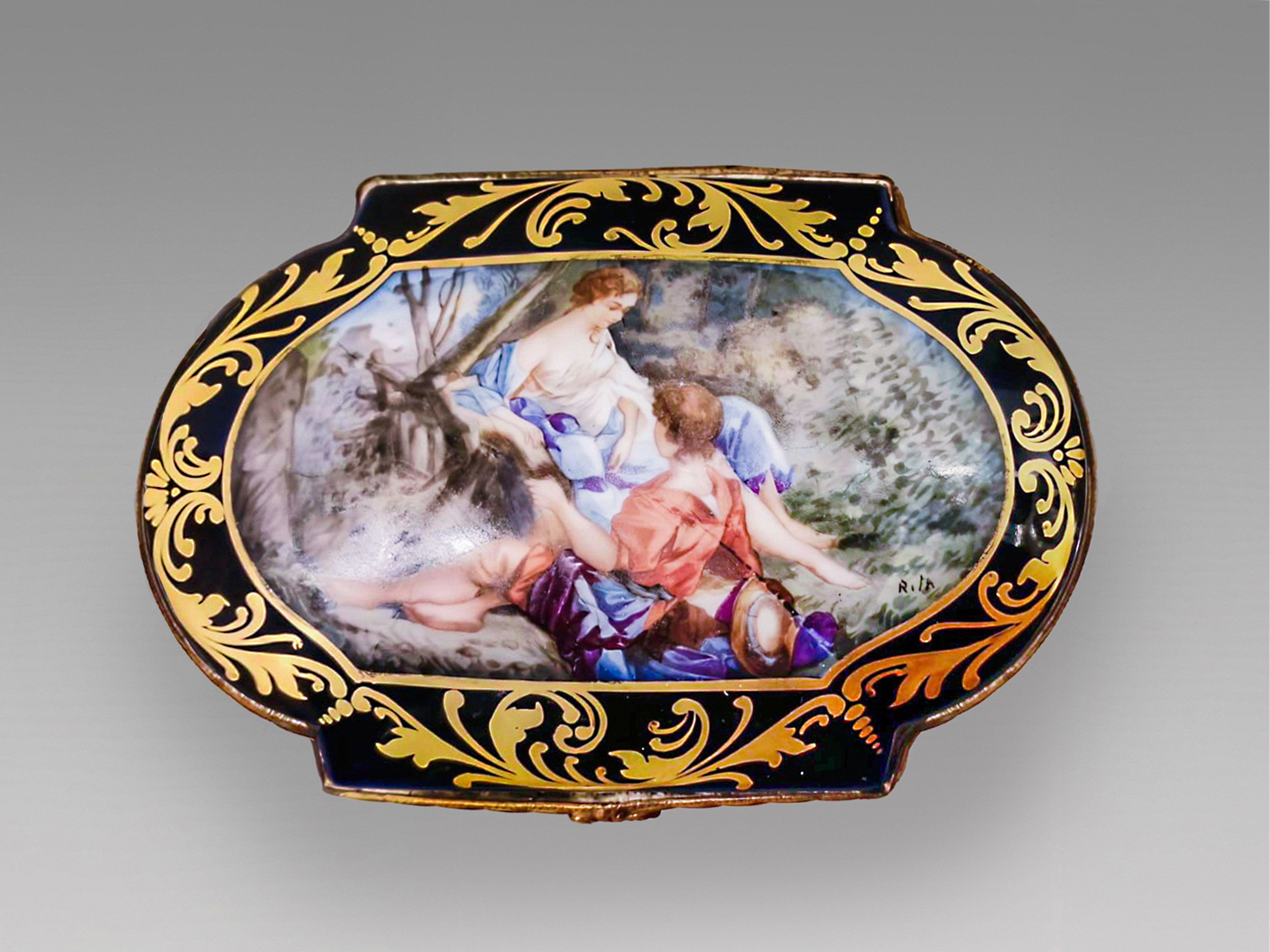 Cajita joyero en porcelana de Limoge, Chateu des Etoiles, Francia, S. XIX
En azul cobalto con...