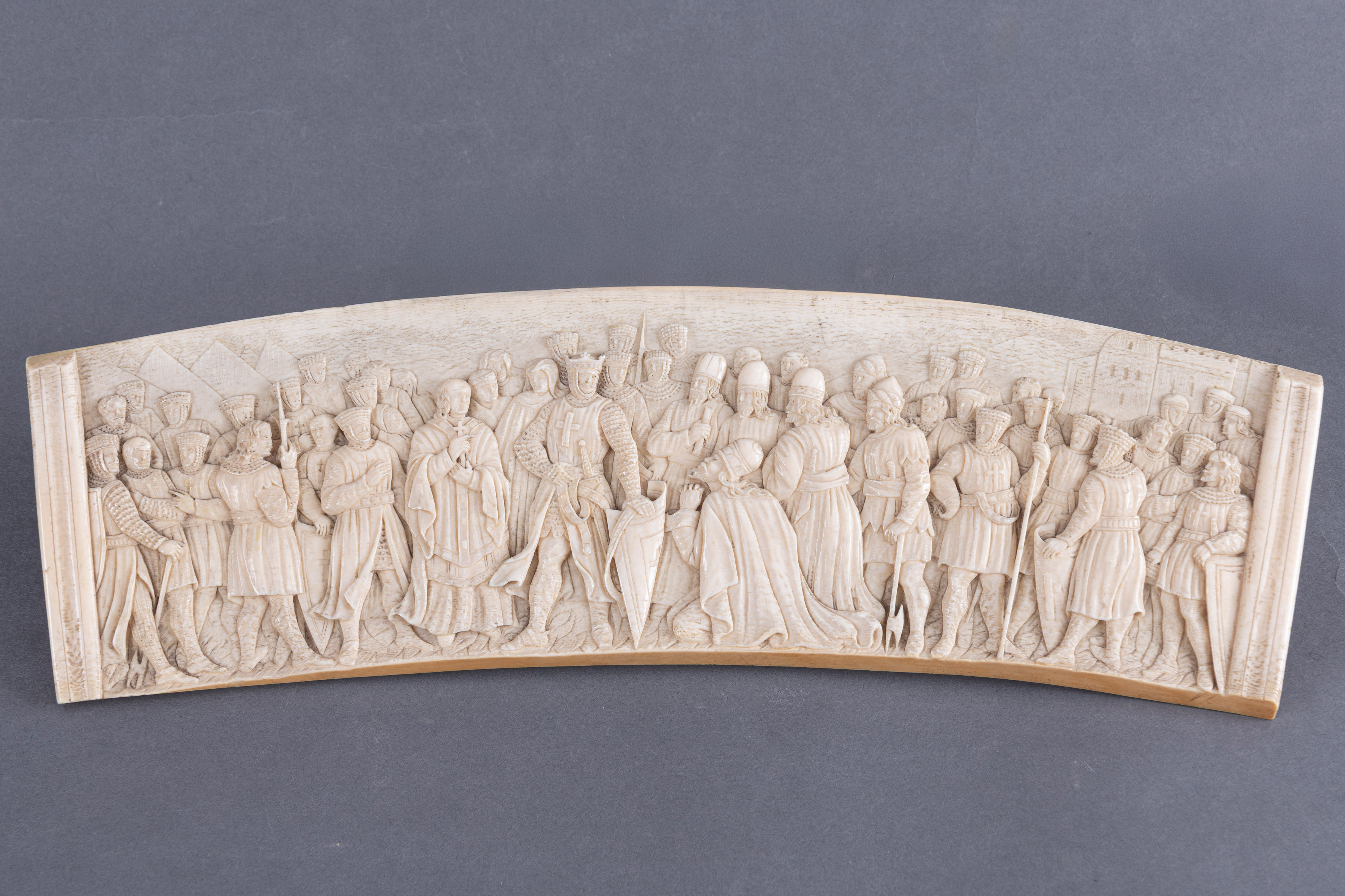 Escuela de Dieppe, 1860-1890 "Entrada triunfal" o "Procesión nupcial". 
Relieve en marfil tallado....