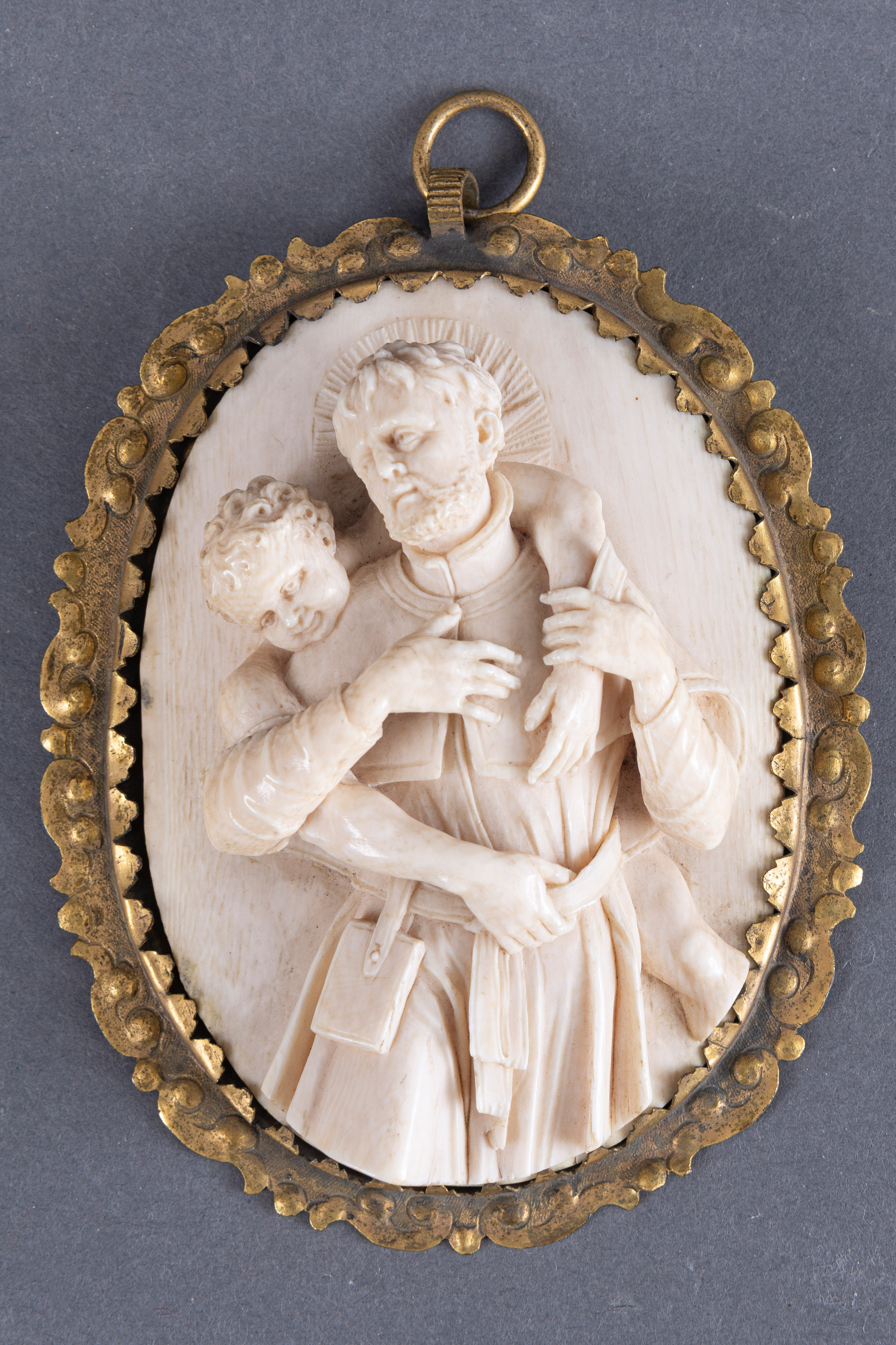 Escuela de Dieppe, 1850-1880. Medallón oval en marfil tallado en relieve. 
Hombre sosteniendo a un...