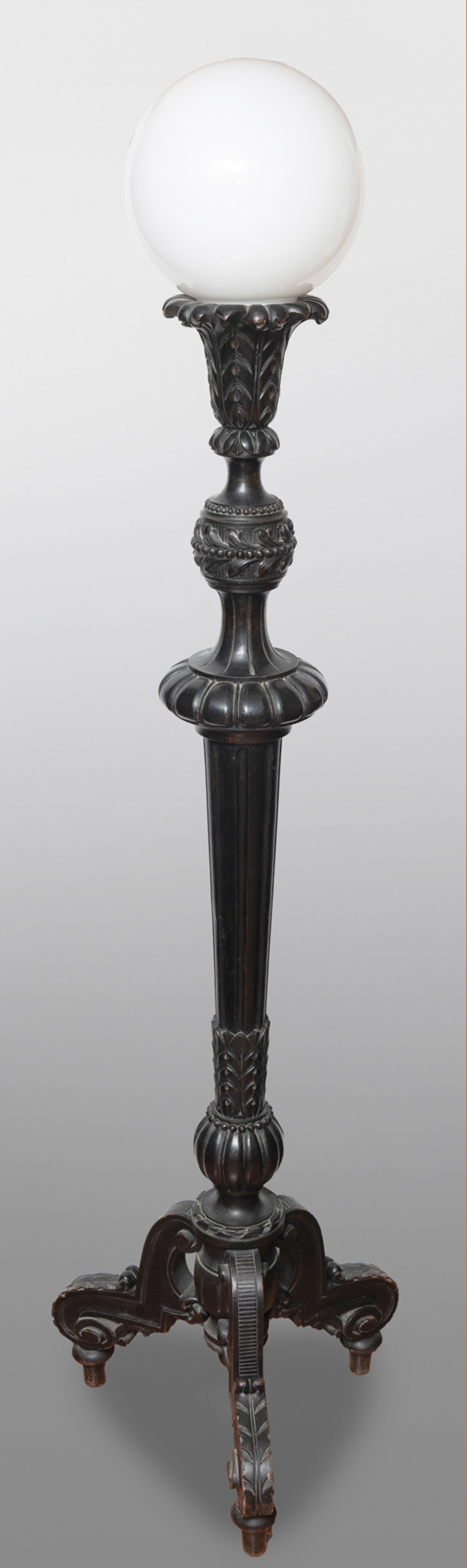 Farola con columna en madera tallada y ebonizada. Clásica decoración. Luz en forma de...