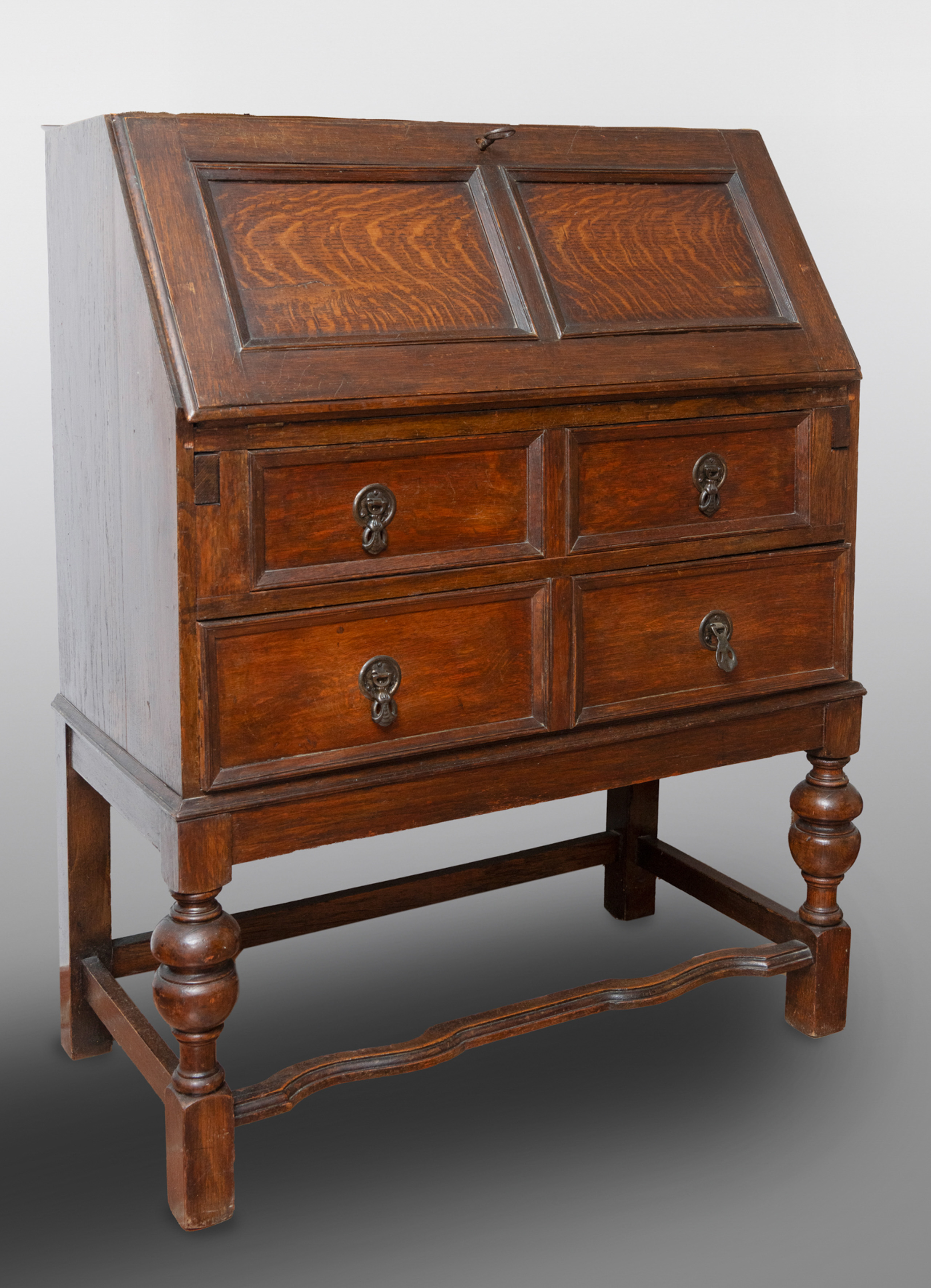 Escritorio español en madera de pino. pp. S.XX.
Medidas: 100 x 42 x 74 cm