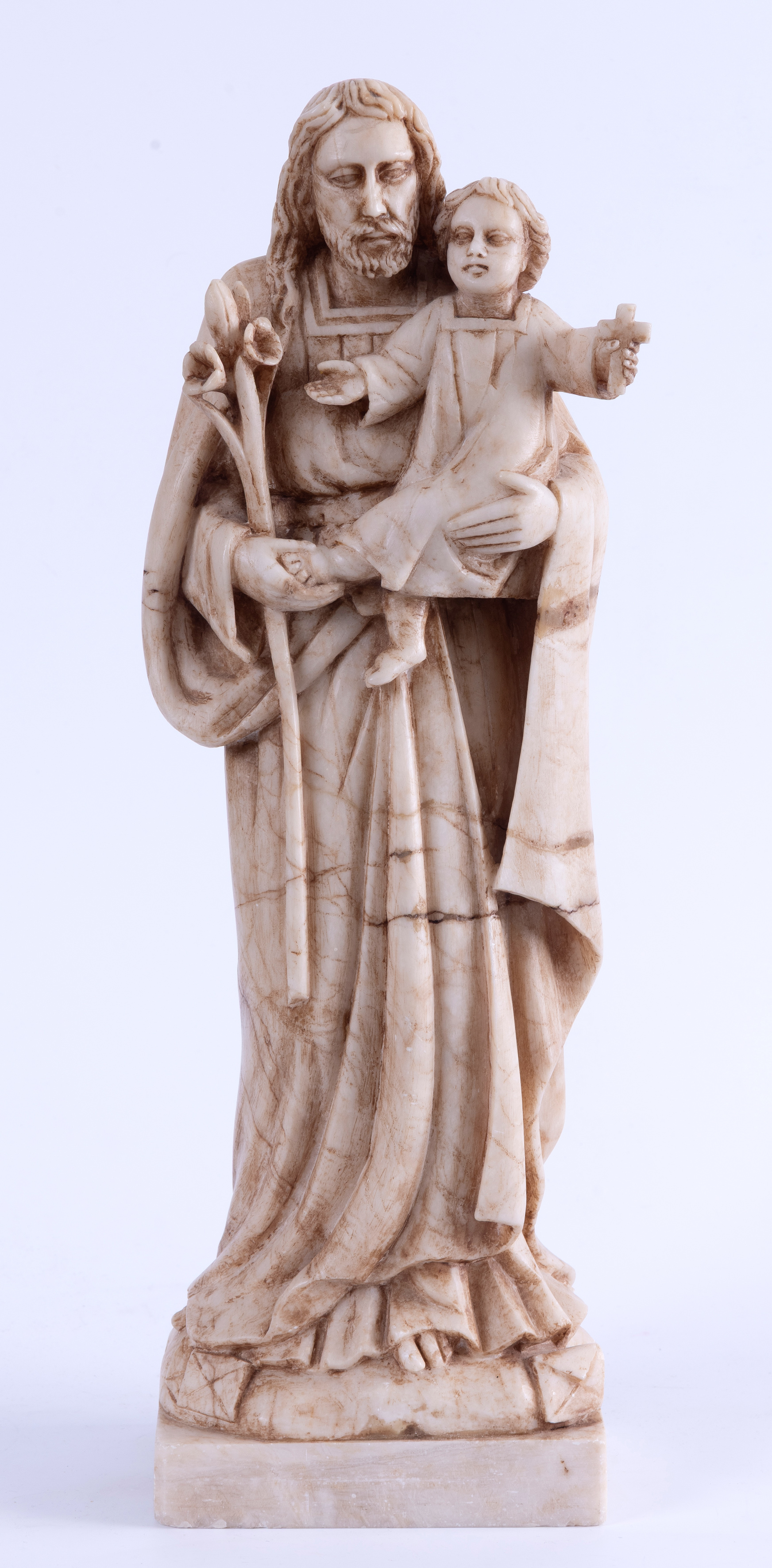 “San José y el Niño”. Escultura antigua en alabastro. 
Altura: 44 cm.