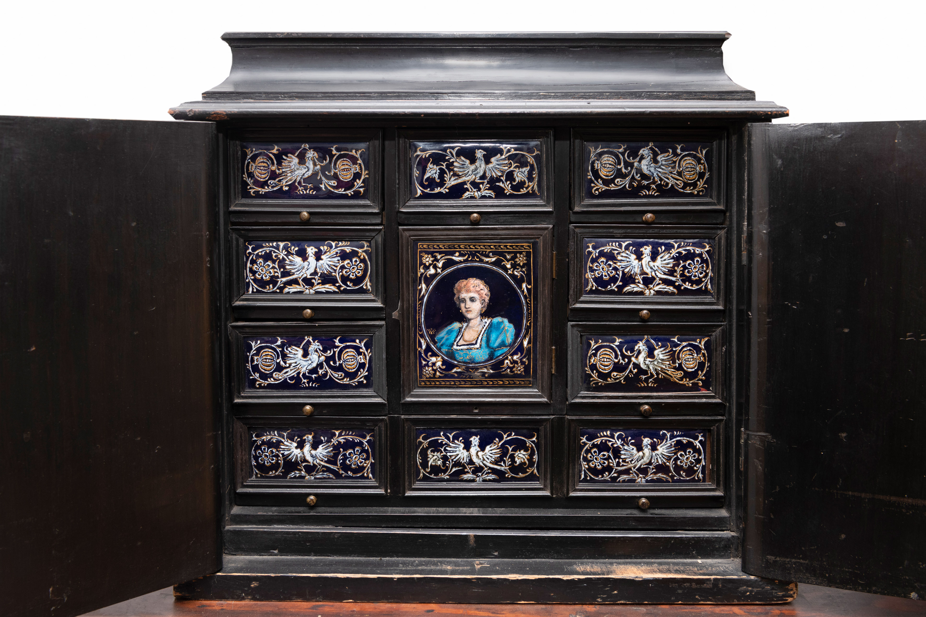 Cabinet en madera de ébano ebonizada con decoración de esmaltes de Limoges en las gavetas, Francia...
