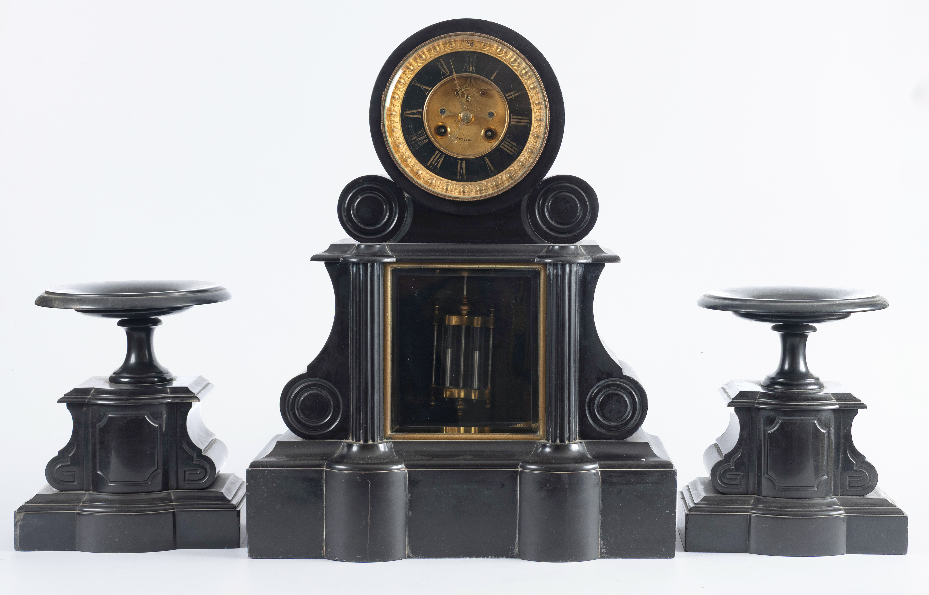 “Mercier Lion”
Reloj de sobremesa en mármol negro. Mecanismo de cuerda llave. Esfera dorada con...