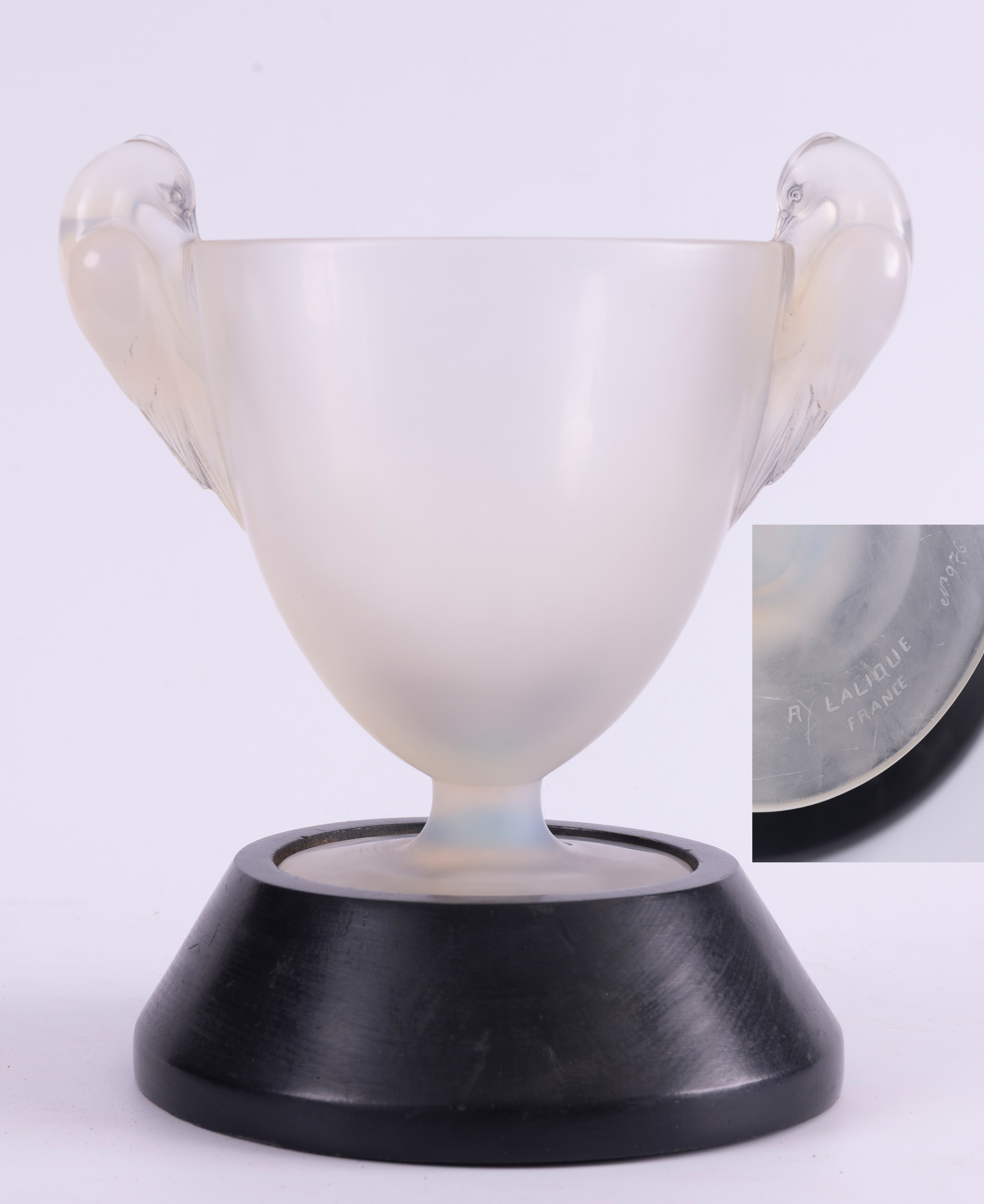 RENÉ LALIQUE
“Copa Ornis”
Cristal opalescente con asas en forma de pájaro. Peana piramidal en...