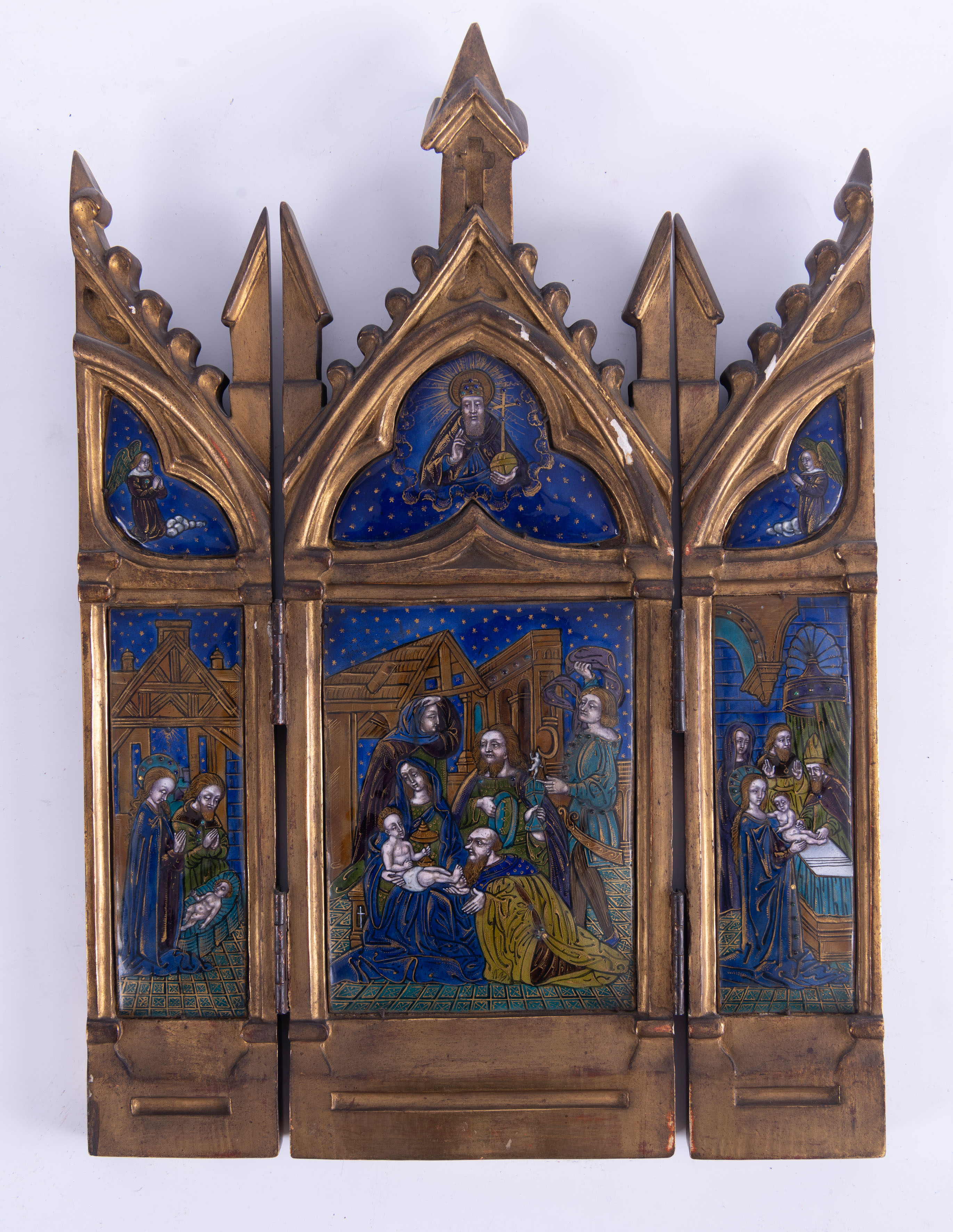Tríptico gótico en esmalte de Limoges.
La Natividad, la Adoración de los Reyes como escena central...
