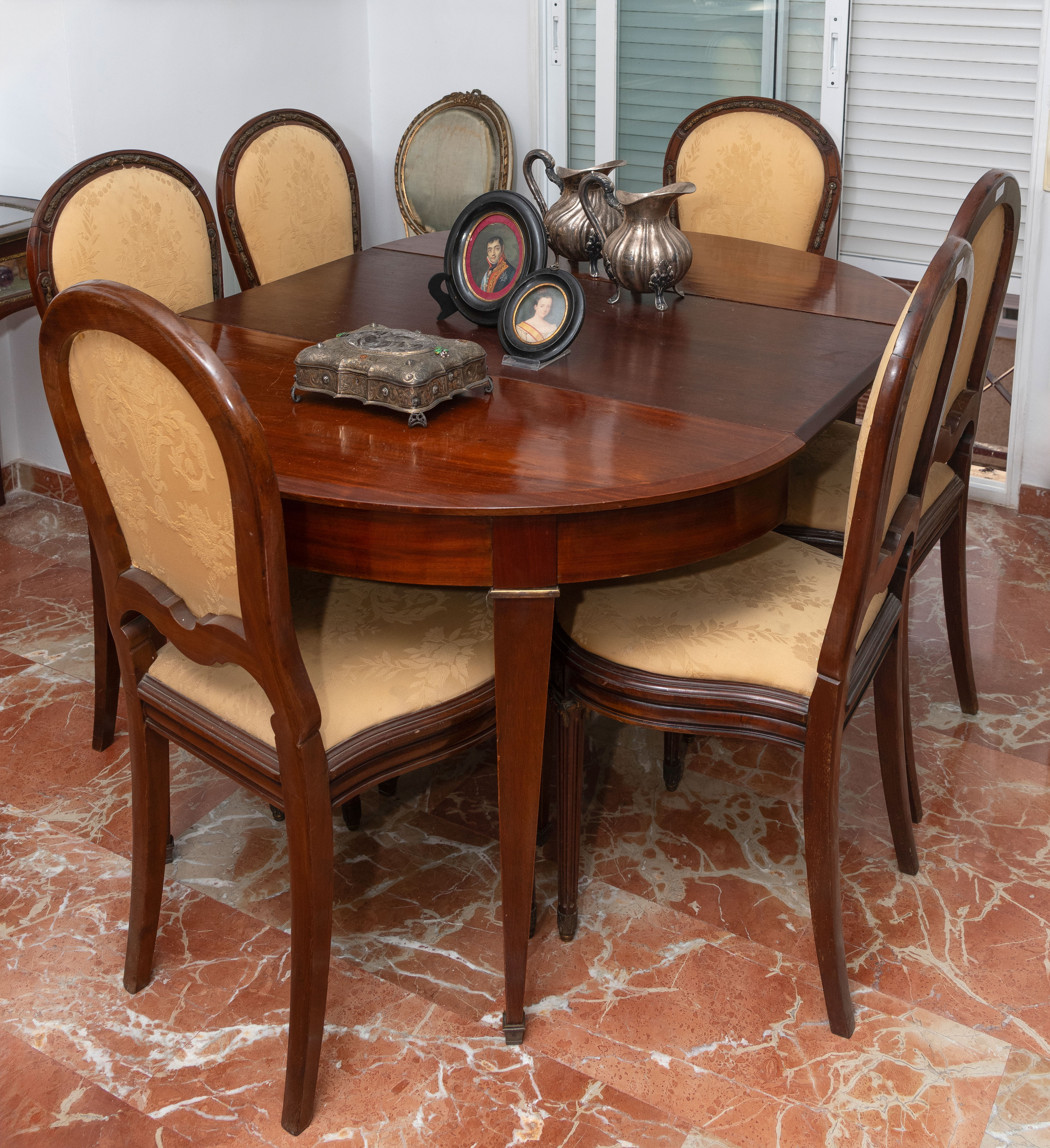 Mesa de comedor estilo directorio en madera de caoba.
Medidas con extensión: 76 x 108 x 135 cm
Seis...