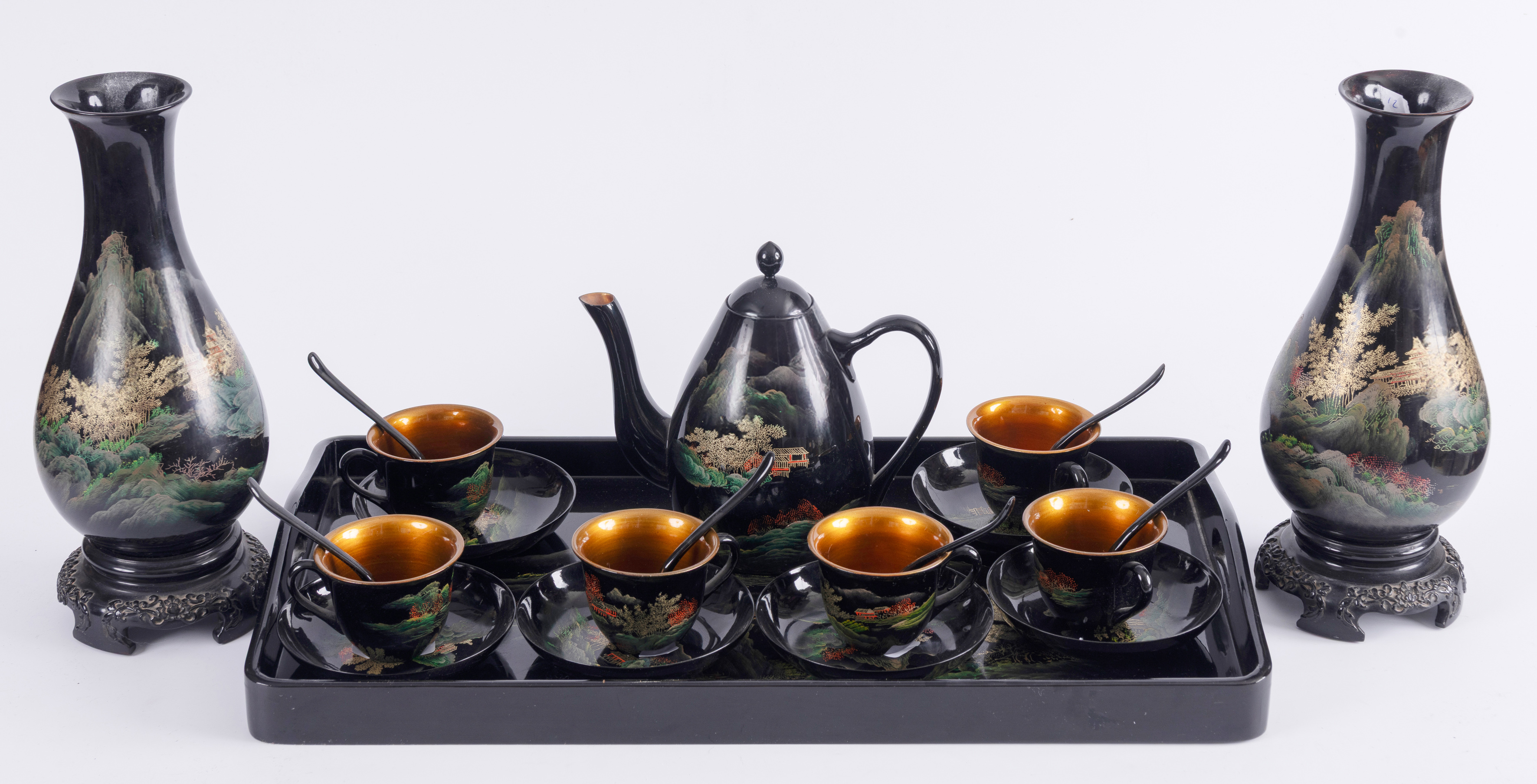 Juego de té japonés de madera lacada en negro. Compuesto por tetera, 6 platos con sus tazas y...