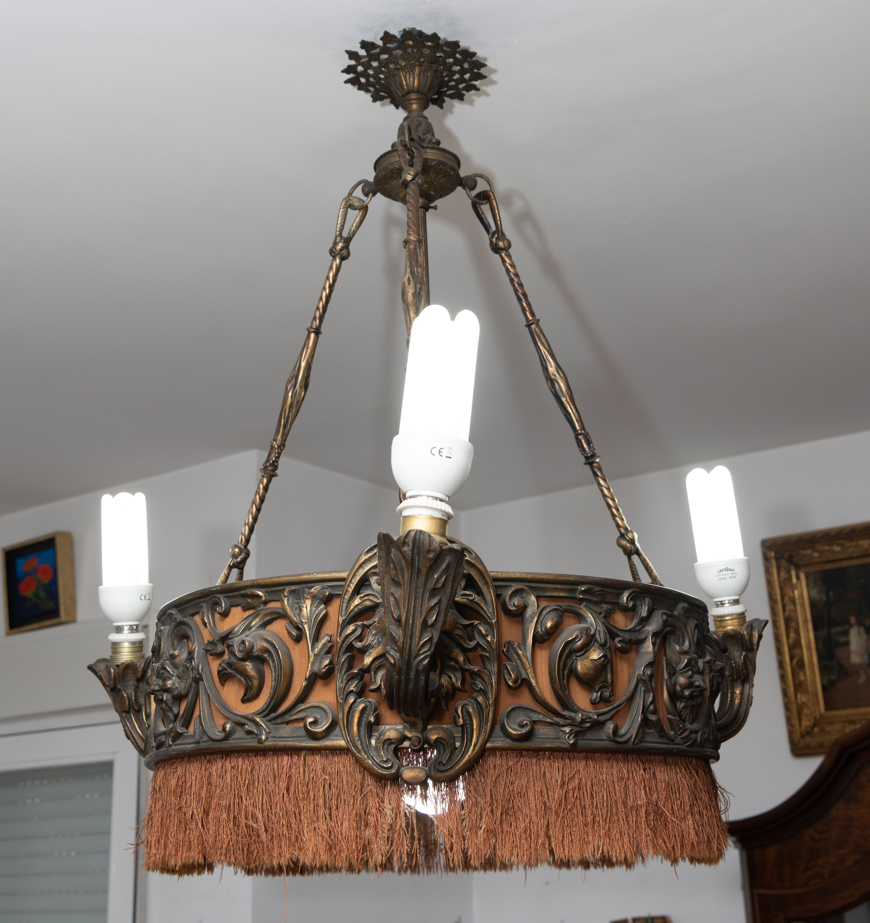 Lámpara estilo neogótico en bronce, España, pp. S. XX
Con 3 luces. Decoración vegetal y tela...